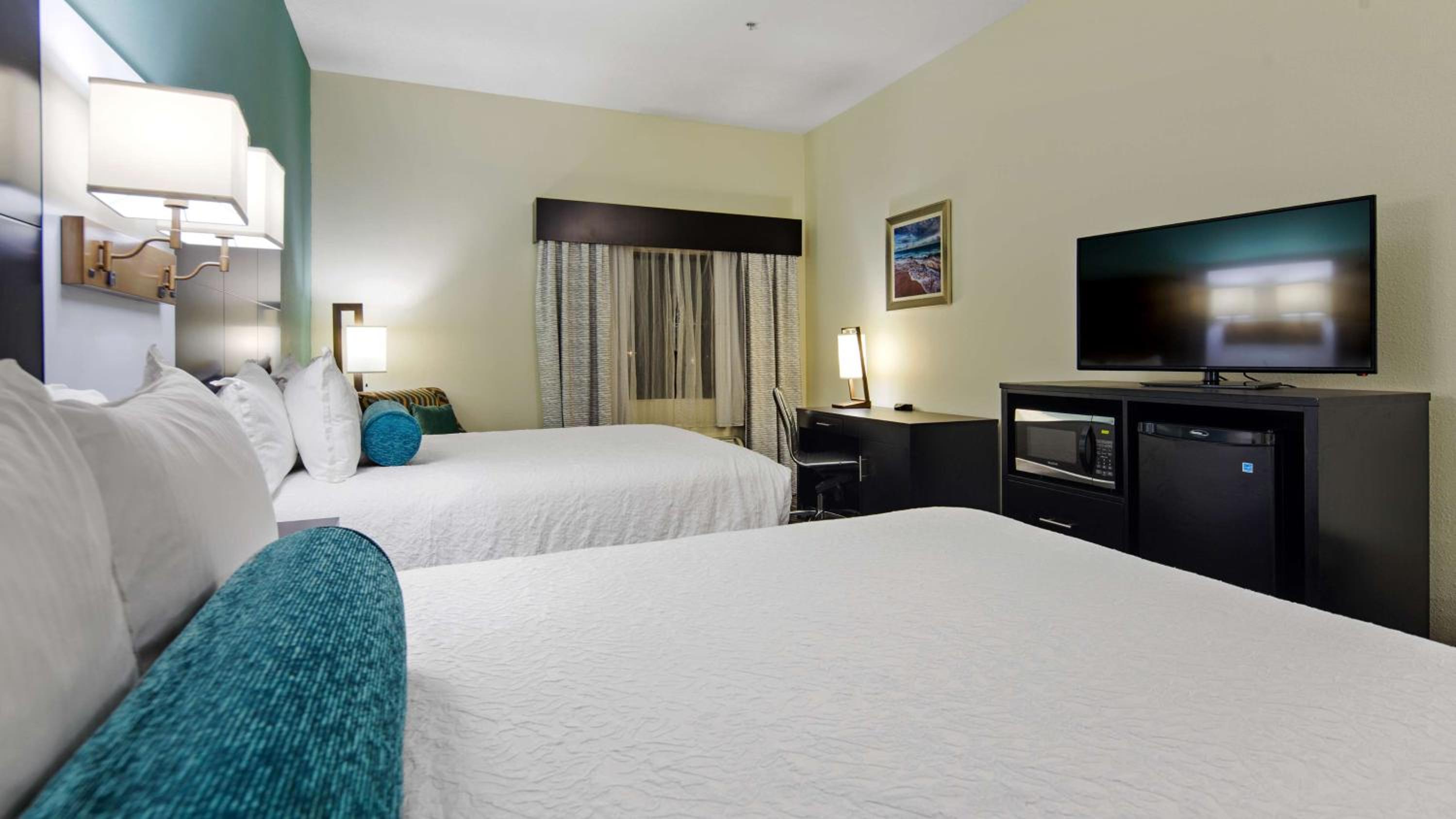Queen Room with Two Queen Beds - Photo 2