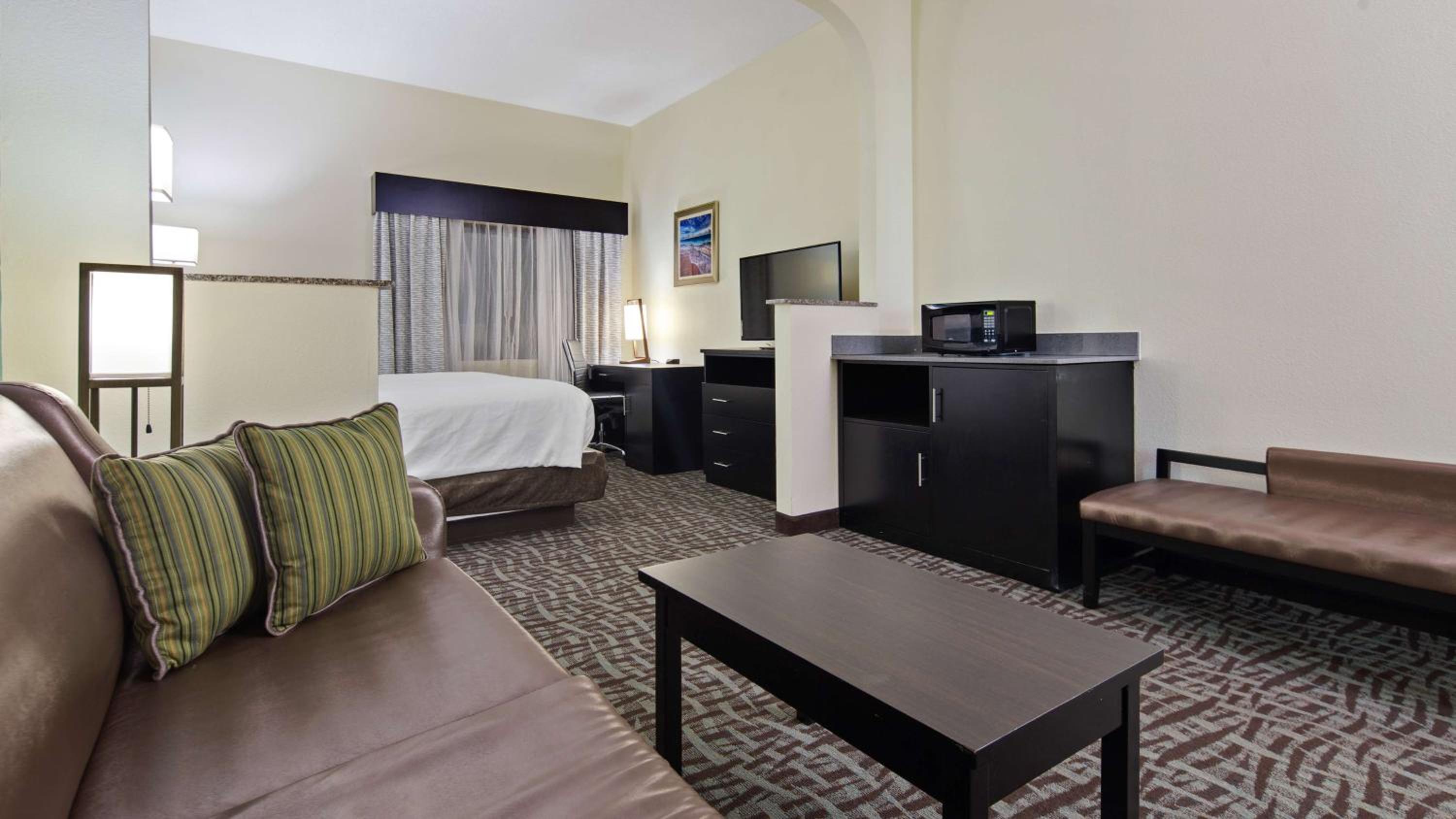 King Suite with Sofa Bed - Non-Smoking - Photo 3