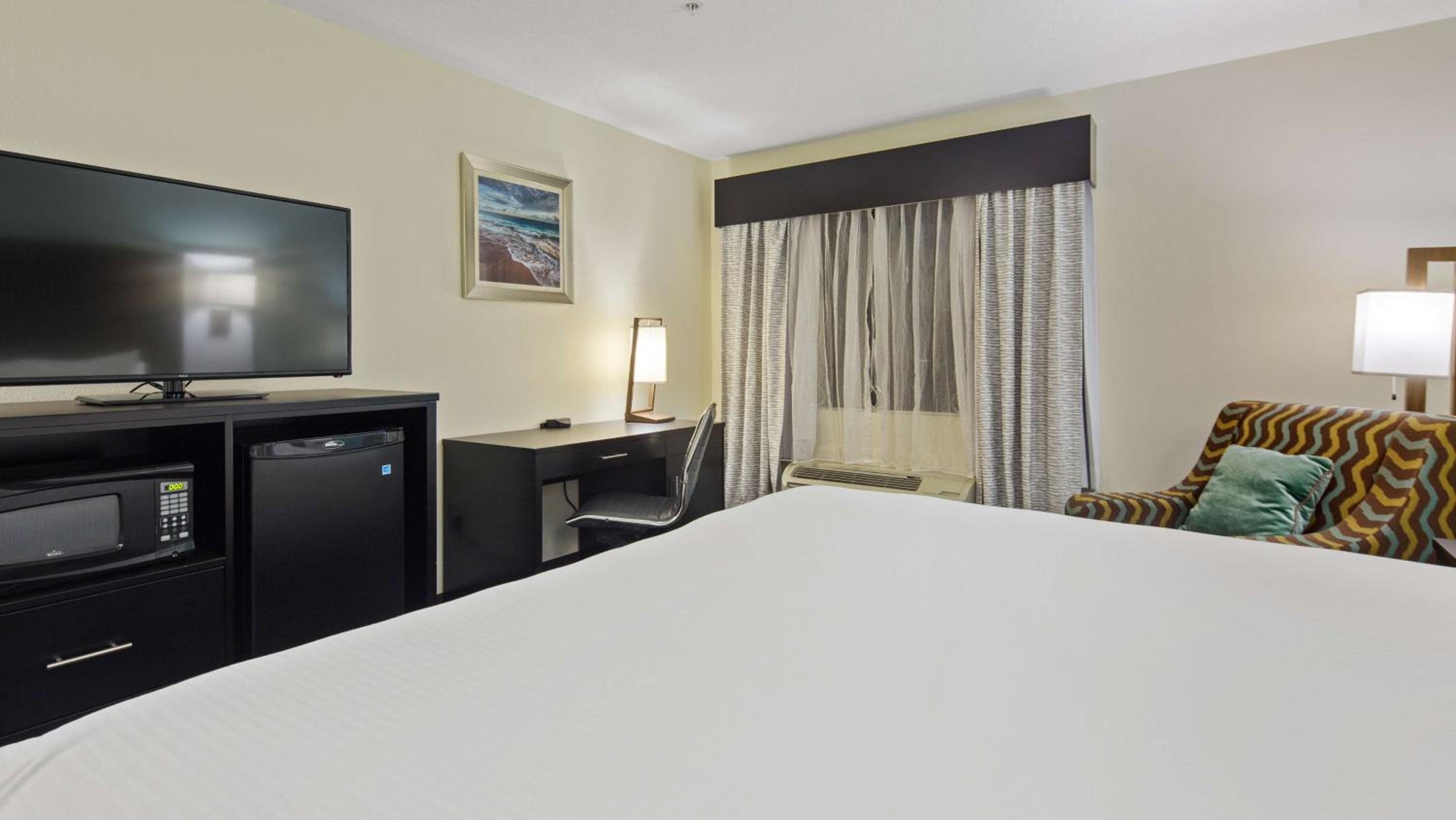 King Room with Roll-In Shower - Mobility Access