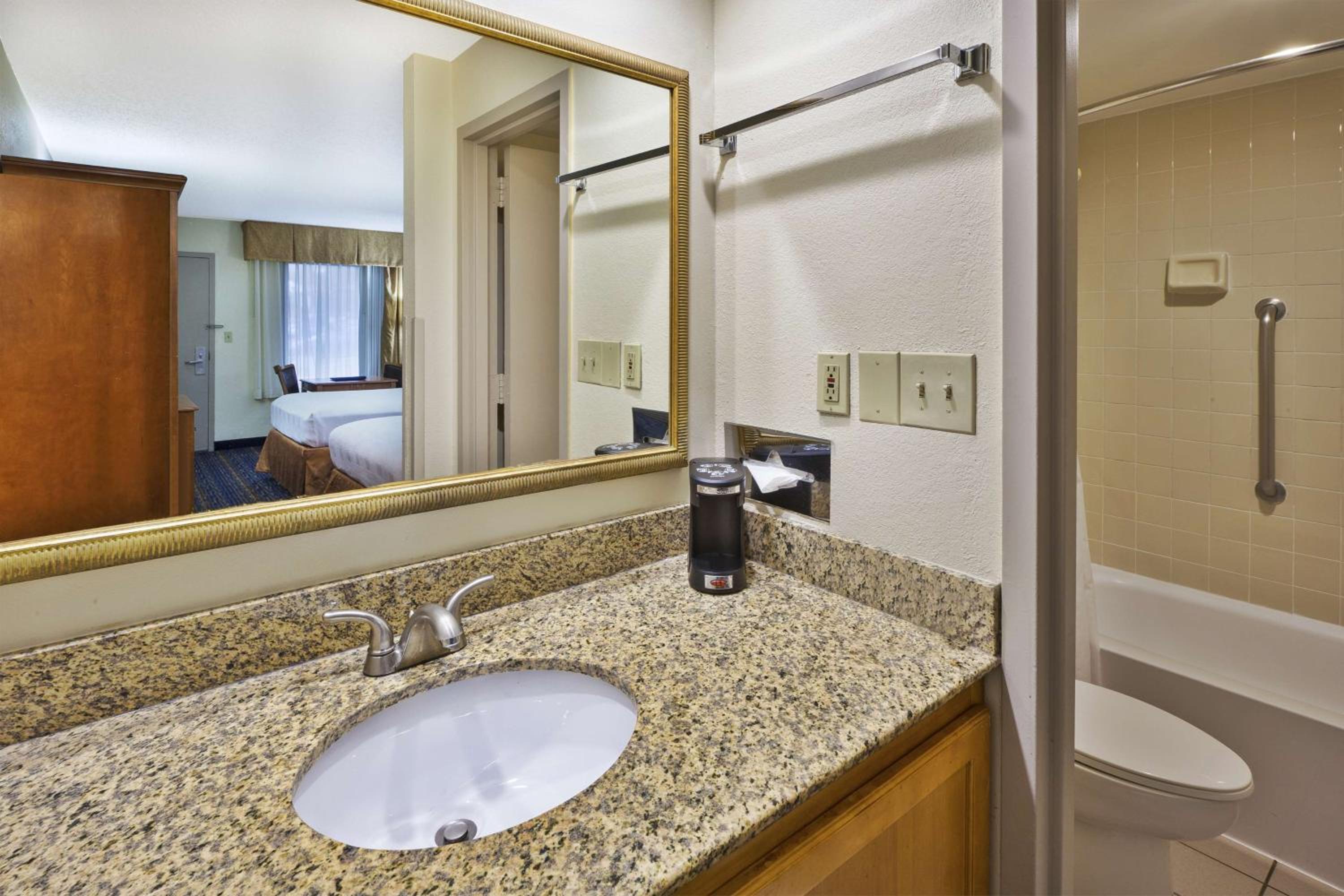 Room with Two Double Beds - Non-Smoking - Photo 2