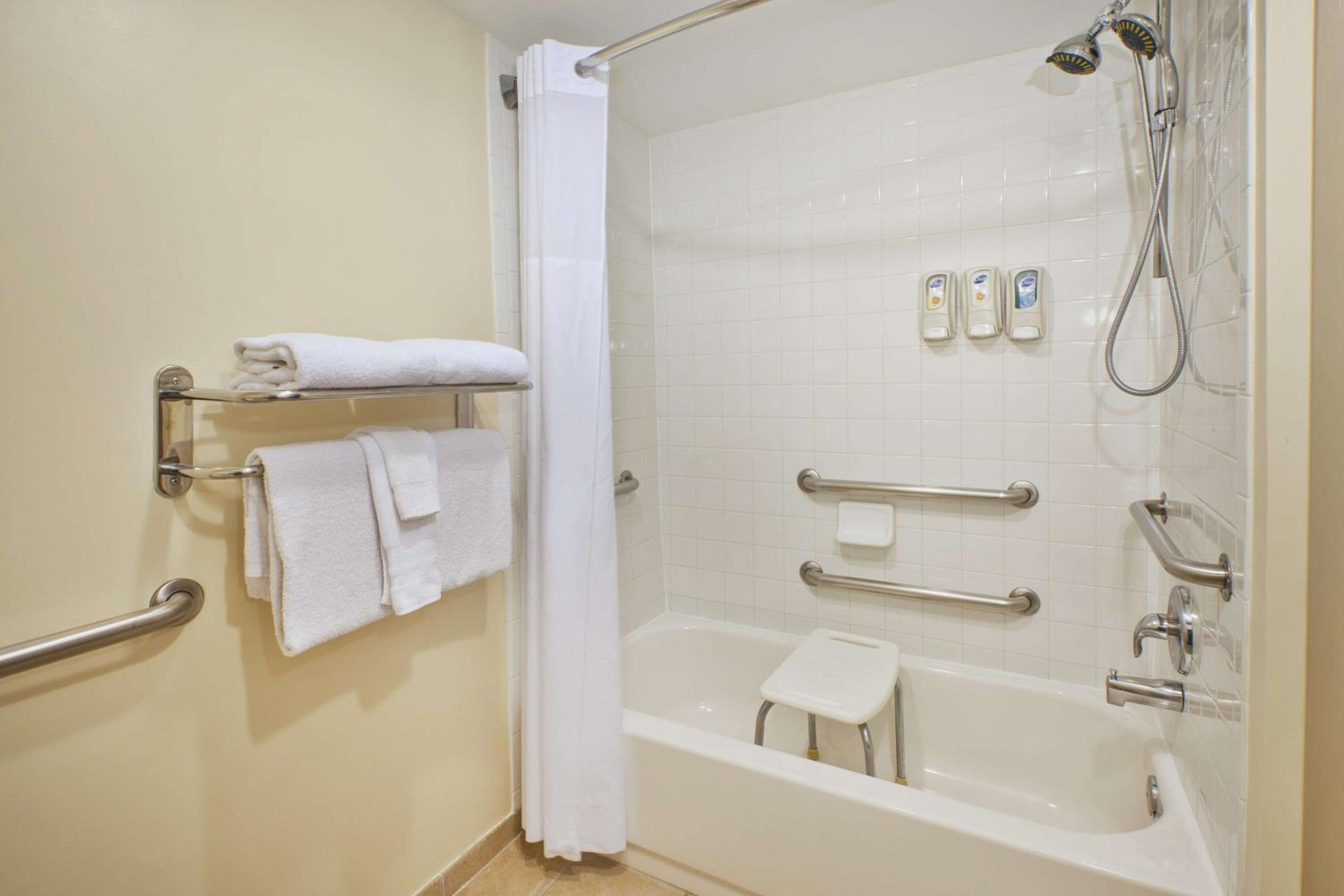 King Room with Bath Tub - Mobility Accessible/Non-Smoking