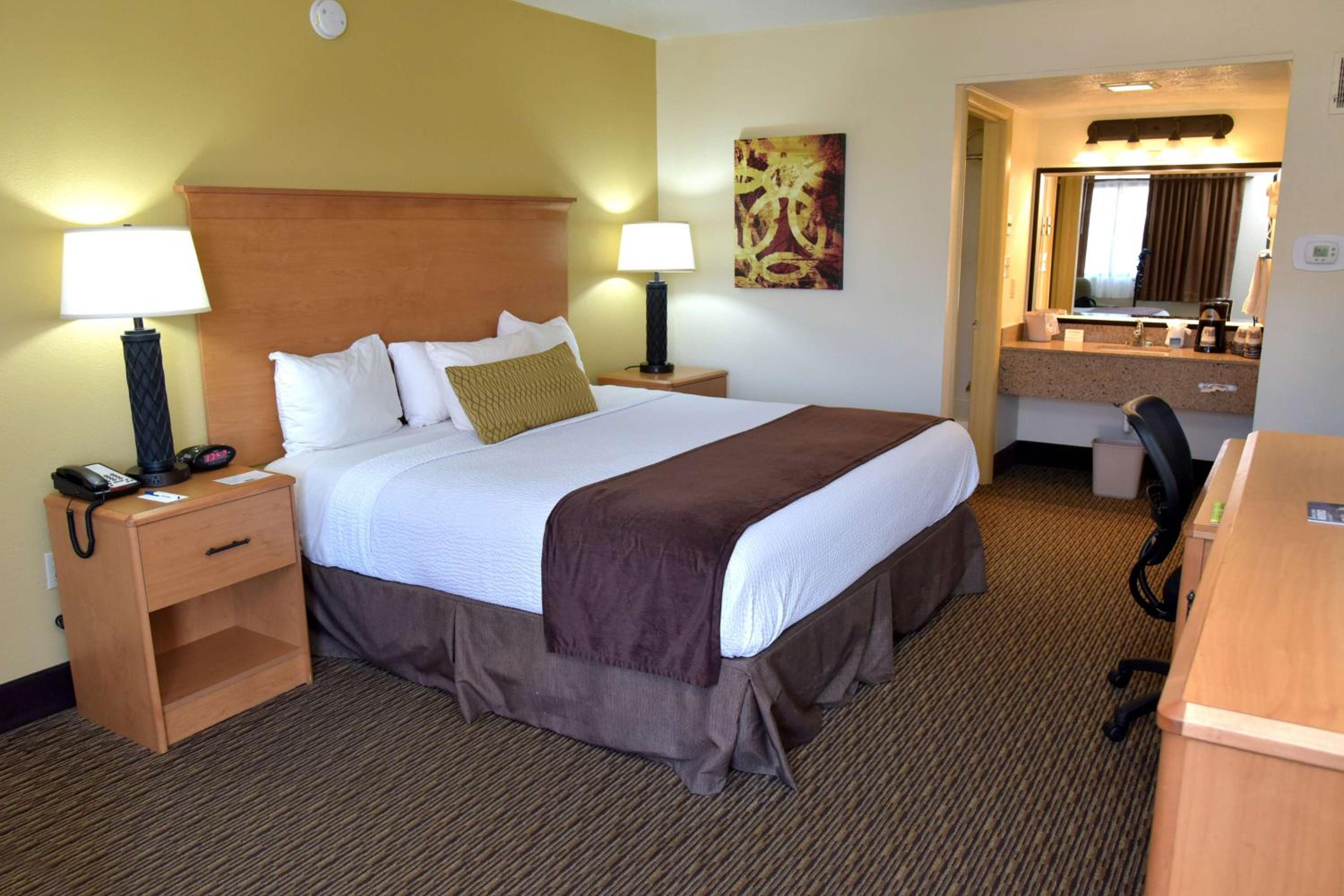 King Room - Non-Smoking - Photo 1
