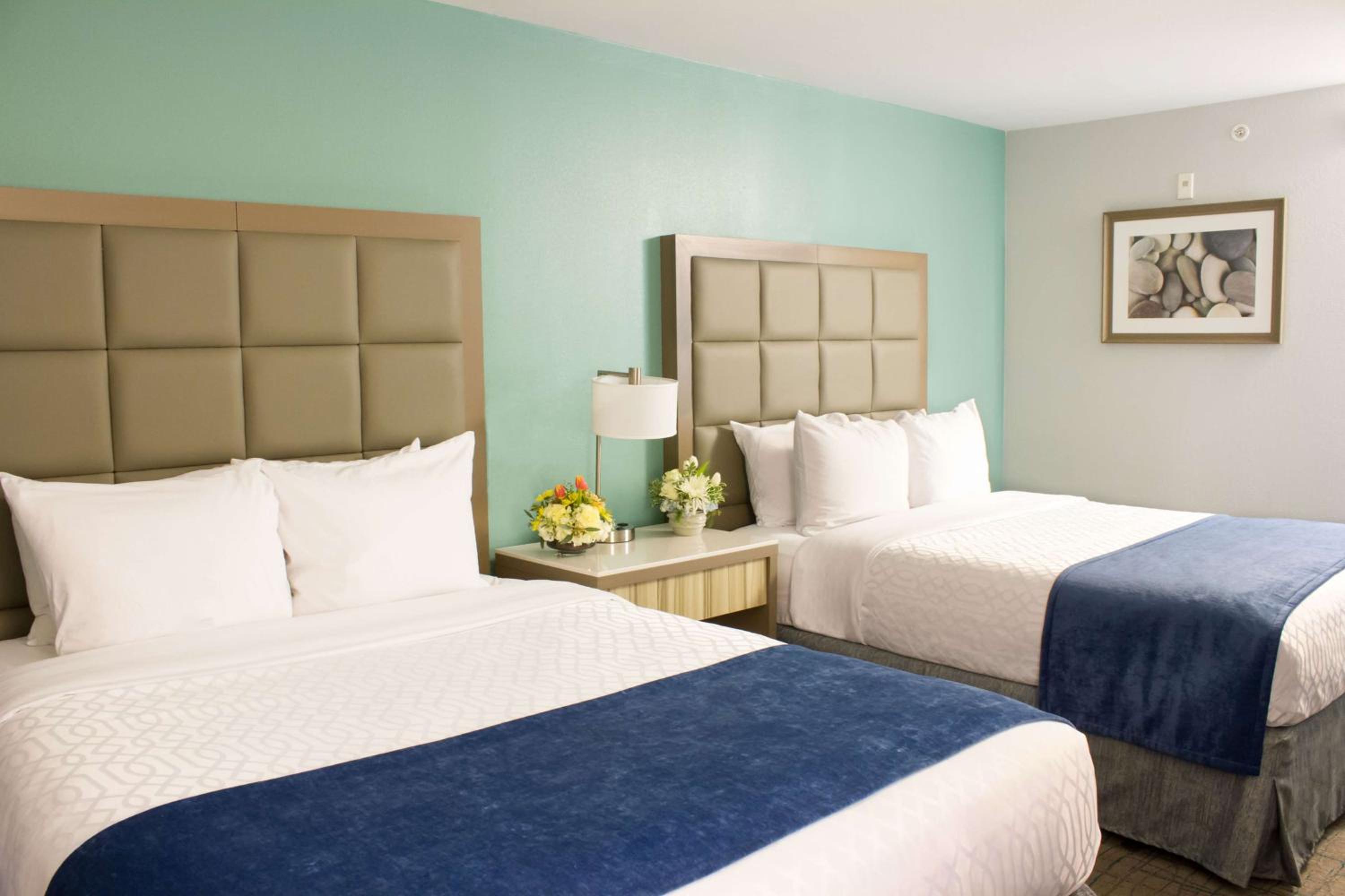 Queen Room with Two Queen Beds - Non-Smoking - Photo 4