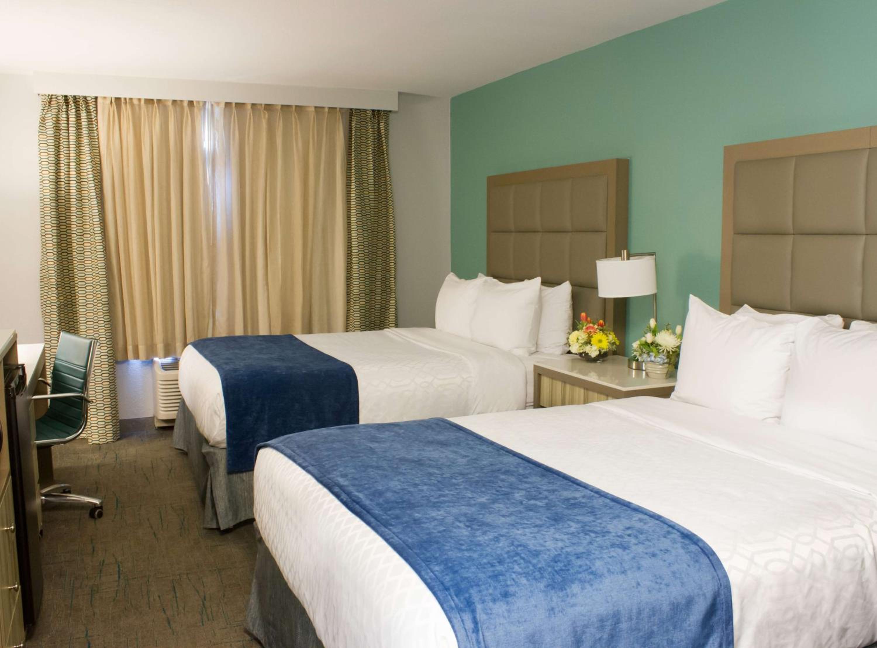 Queen Room with Two Queen Beds - Non-Smoking - Photo 2