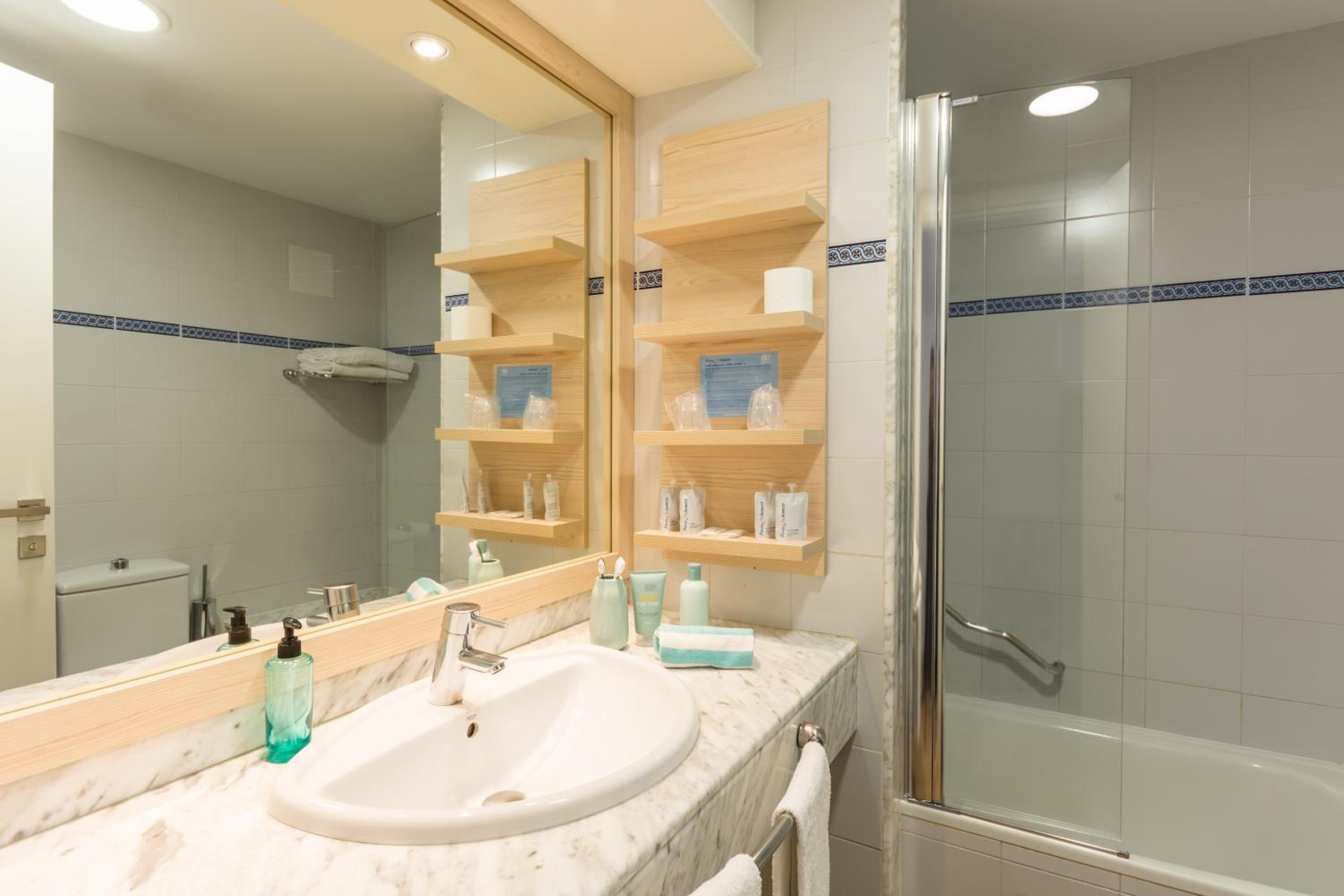 Double Room - Photo 16