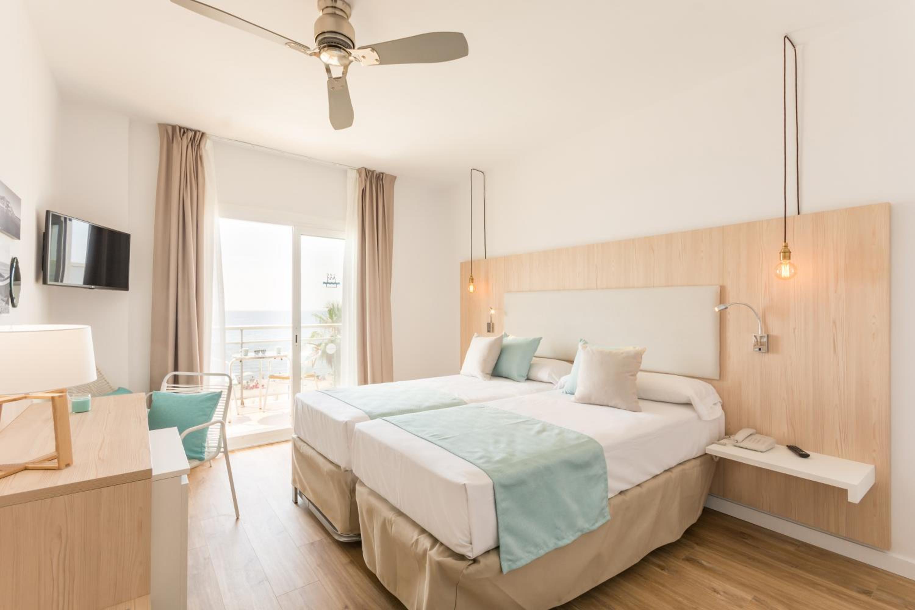 Double Room with Sea View - Photo 4