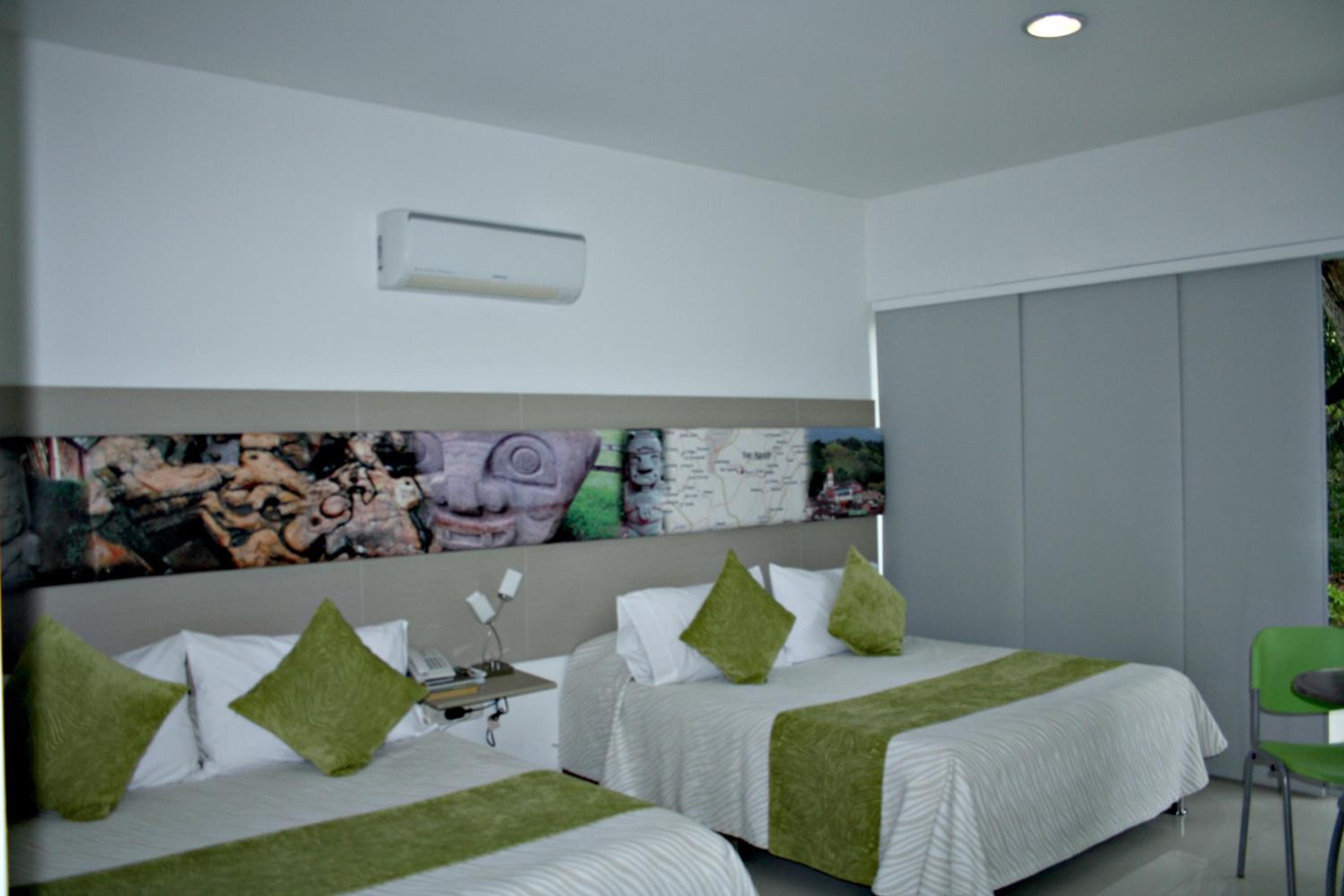 Deluxe Queen Room with Two Queen Beds photo 3