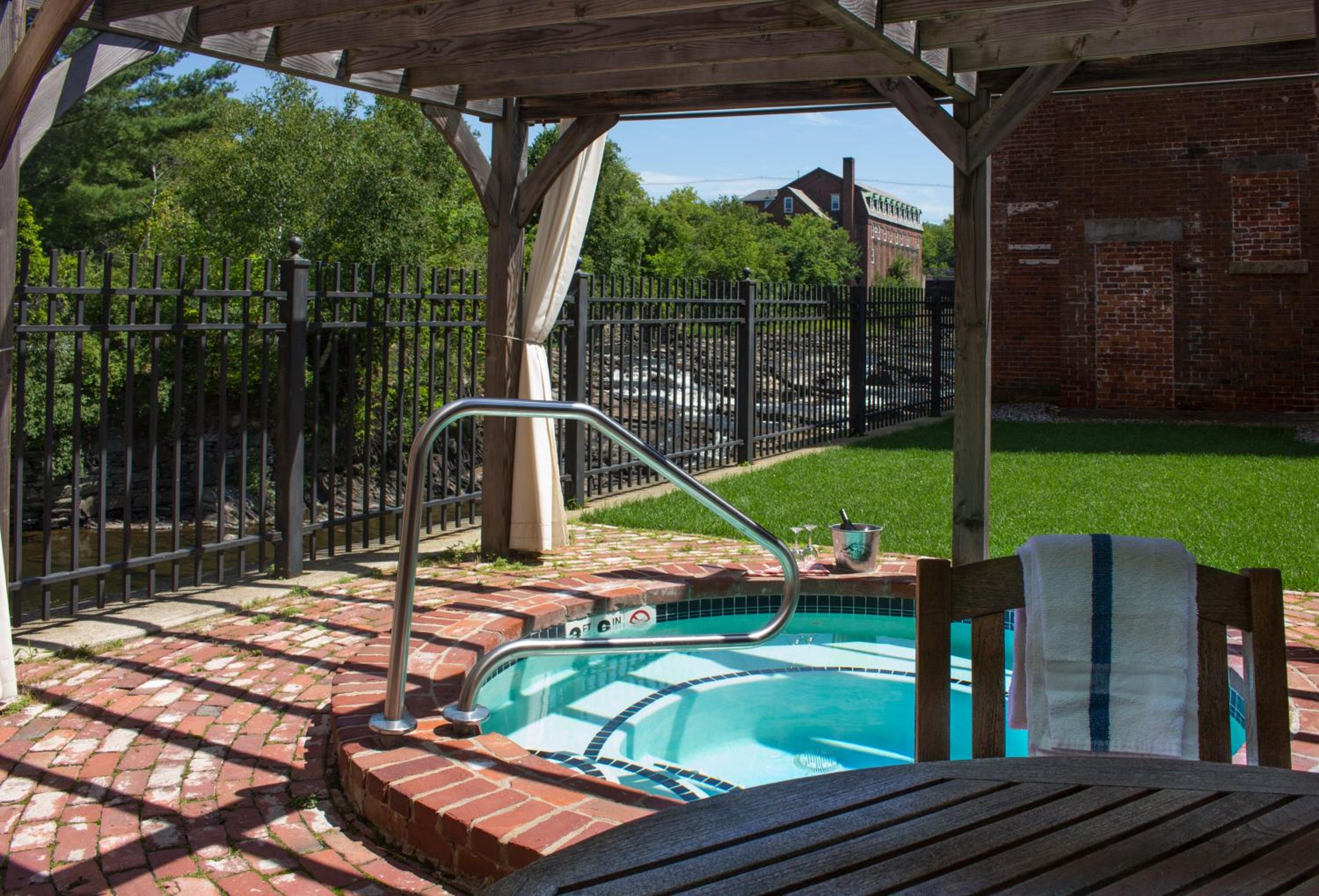 Suite with Hot Tub photo 3