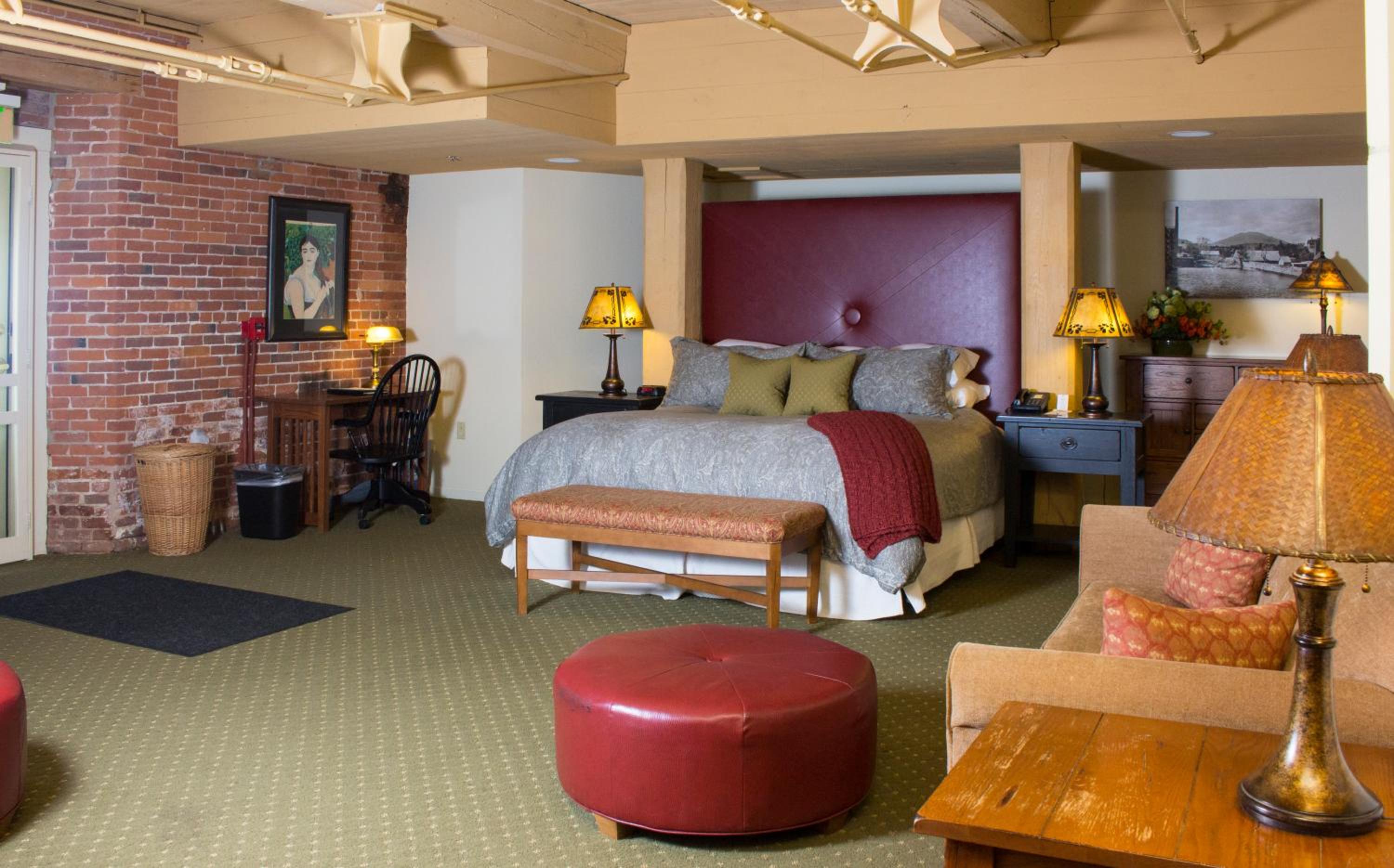 Suite with Hot Tub photo 2