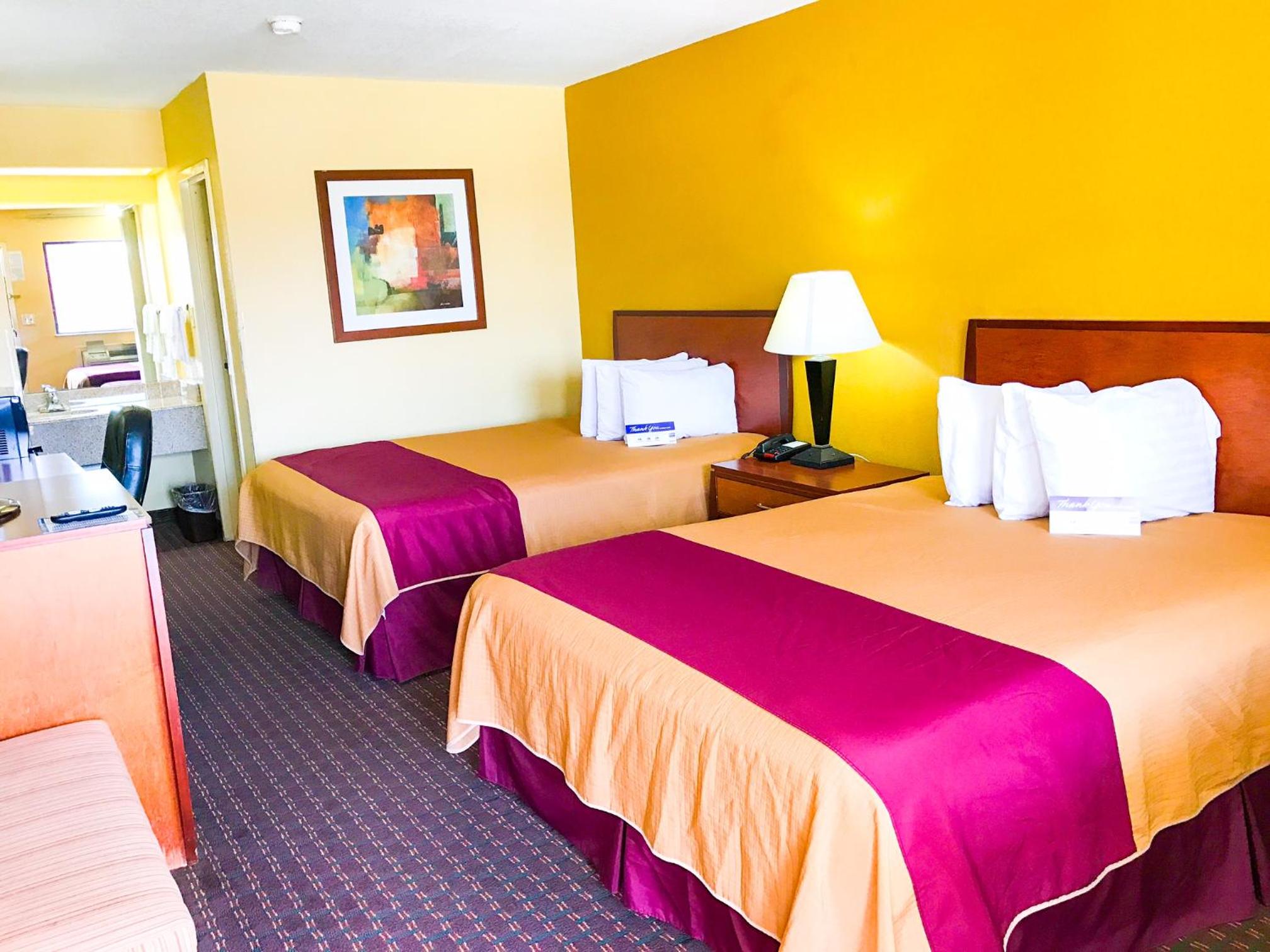 Queen Room with Two Queen Beds photo 1