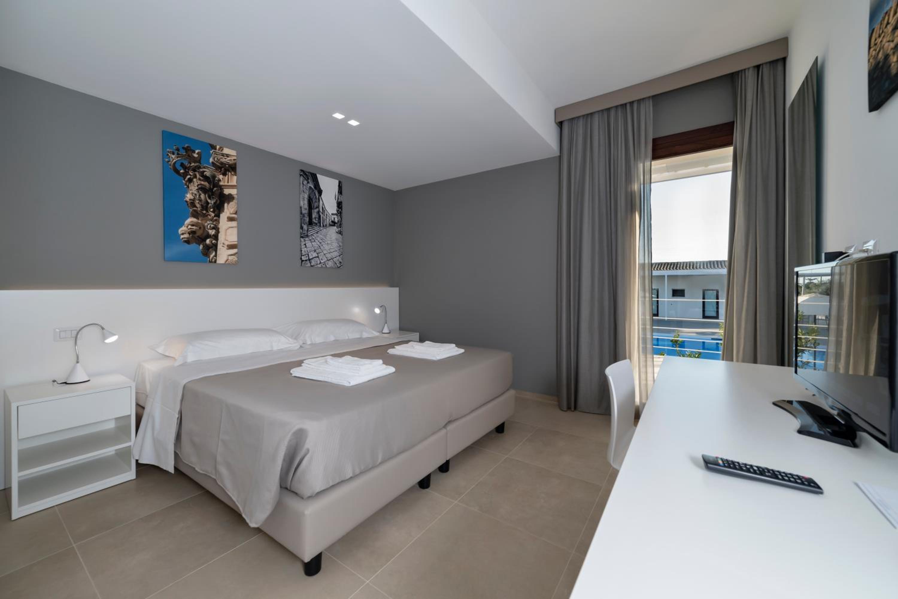 Double or Twin Room with Pool View photo 3