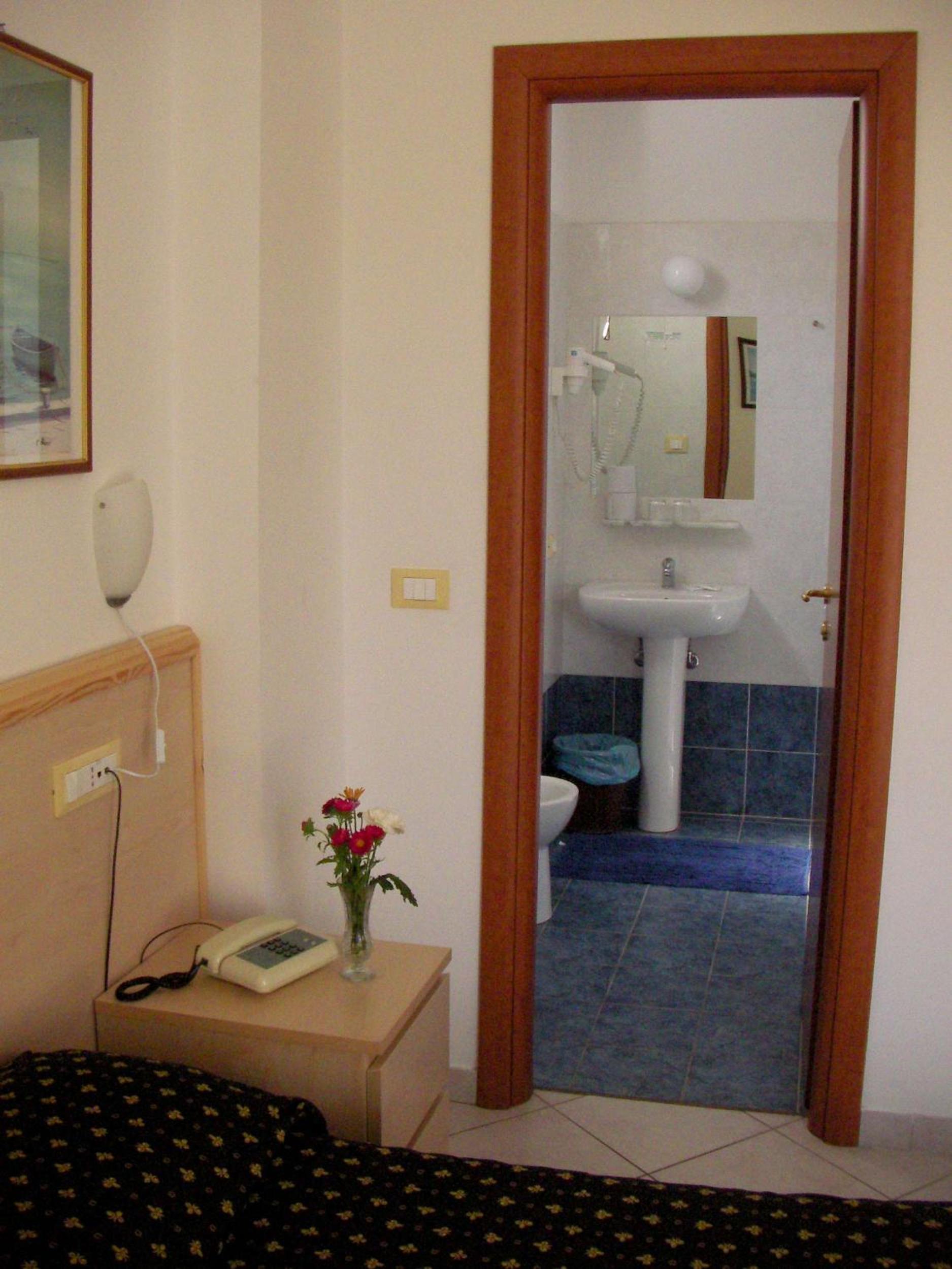 Double or Twin Room - Photo 6