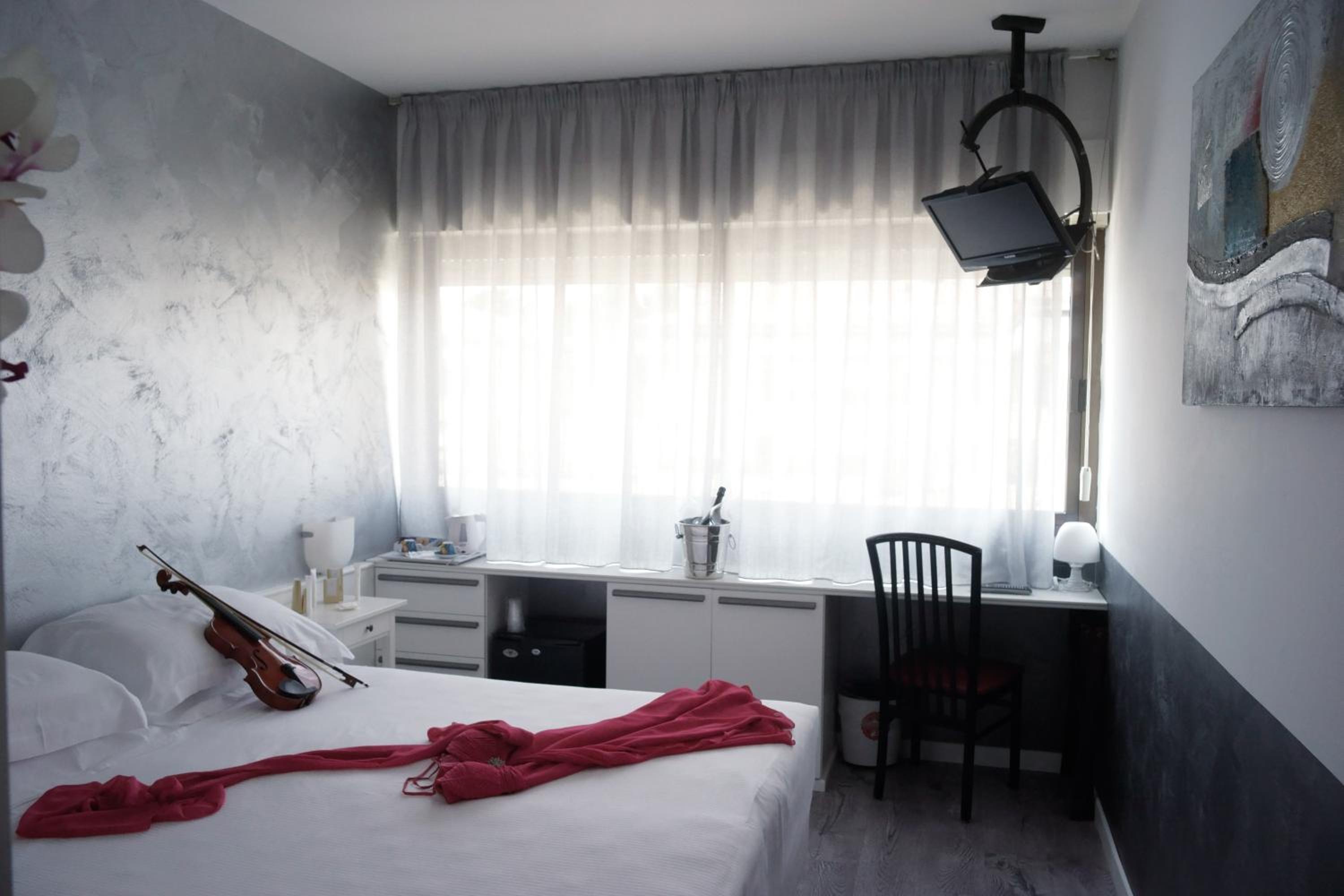 Superior Double Room thumbnail 6