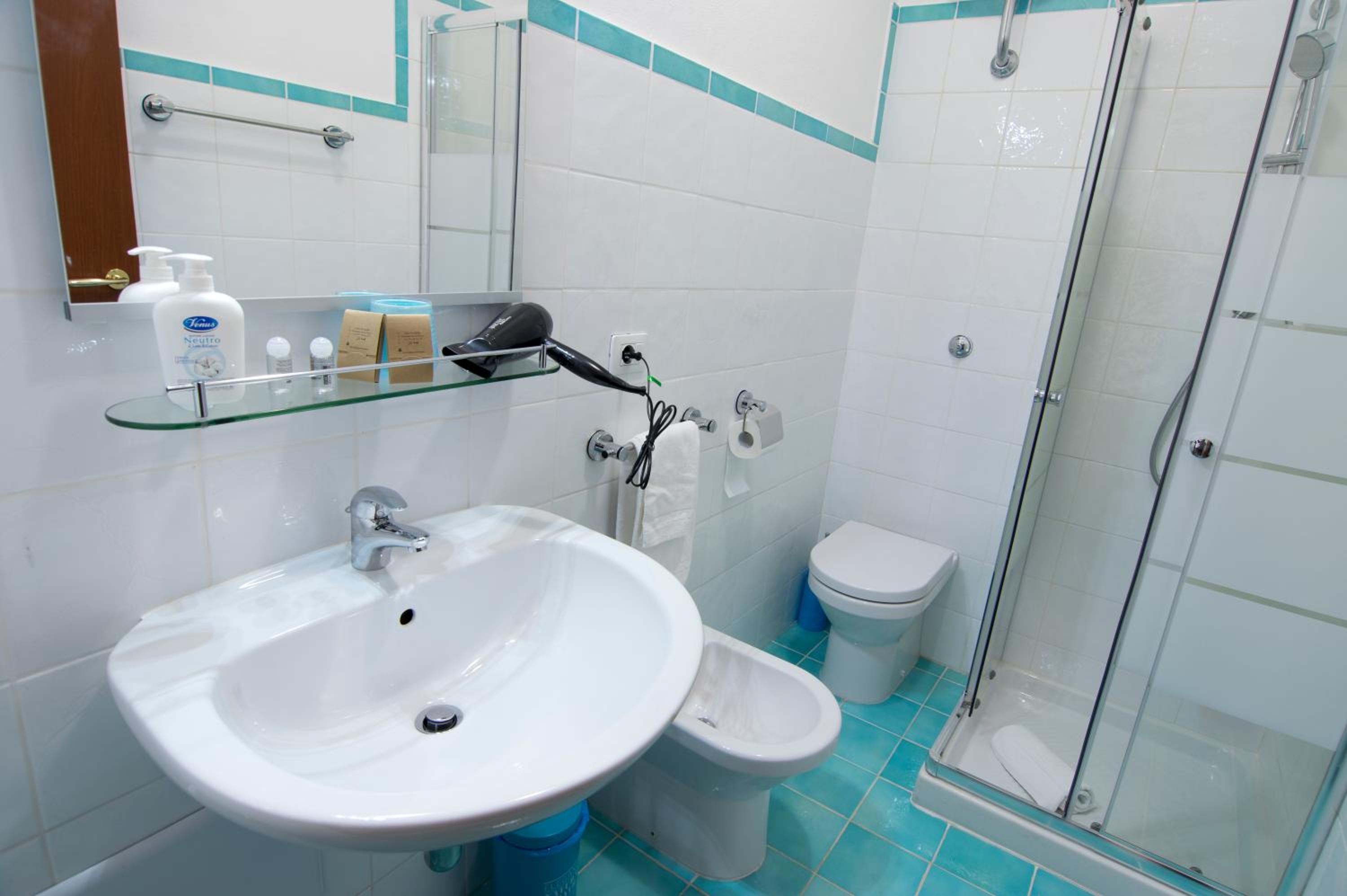 Single Room with Private Bathroom photo 3