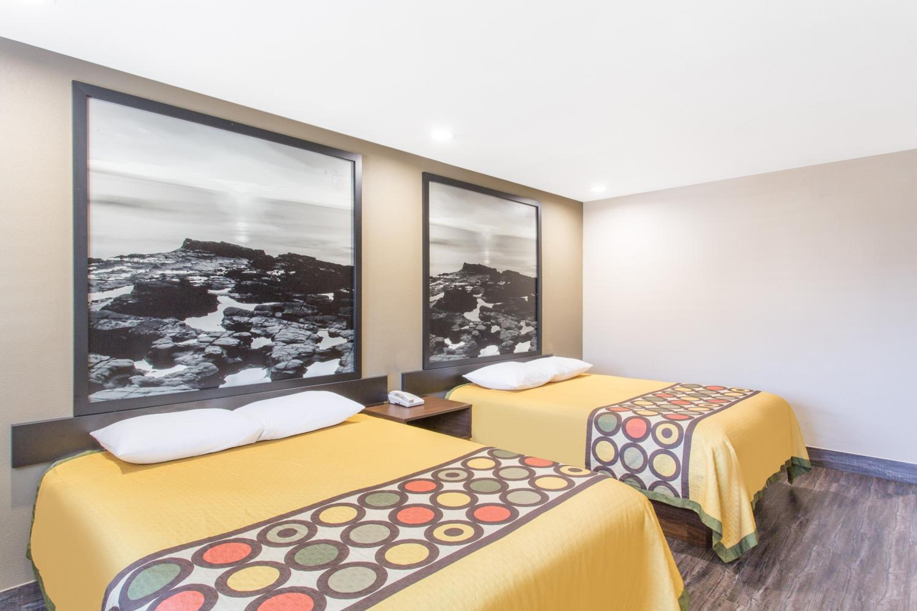 Queen Room with Two Queen Beds - Non-Smoking photo 1