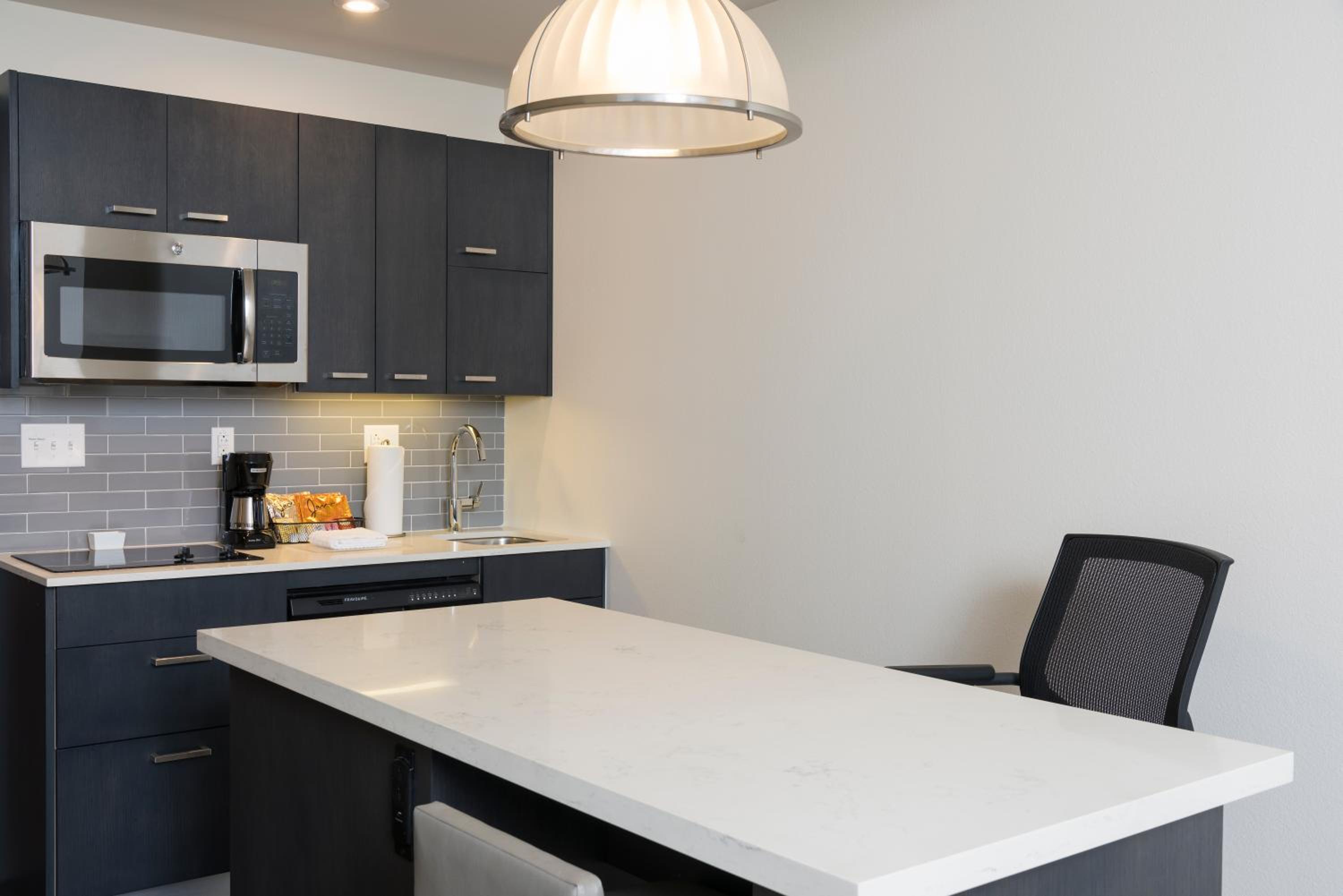 Studio Suite With Two Queen Beds With Sofa Bed And Kitchen - High Floor