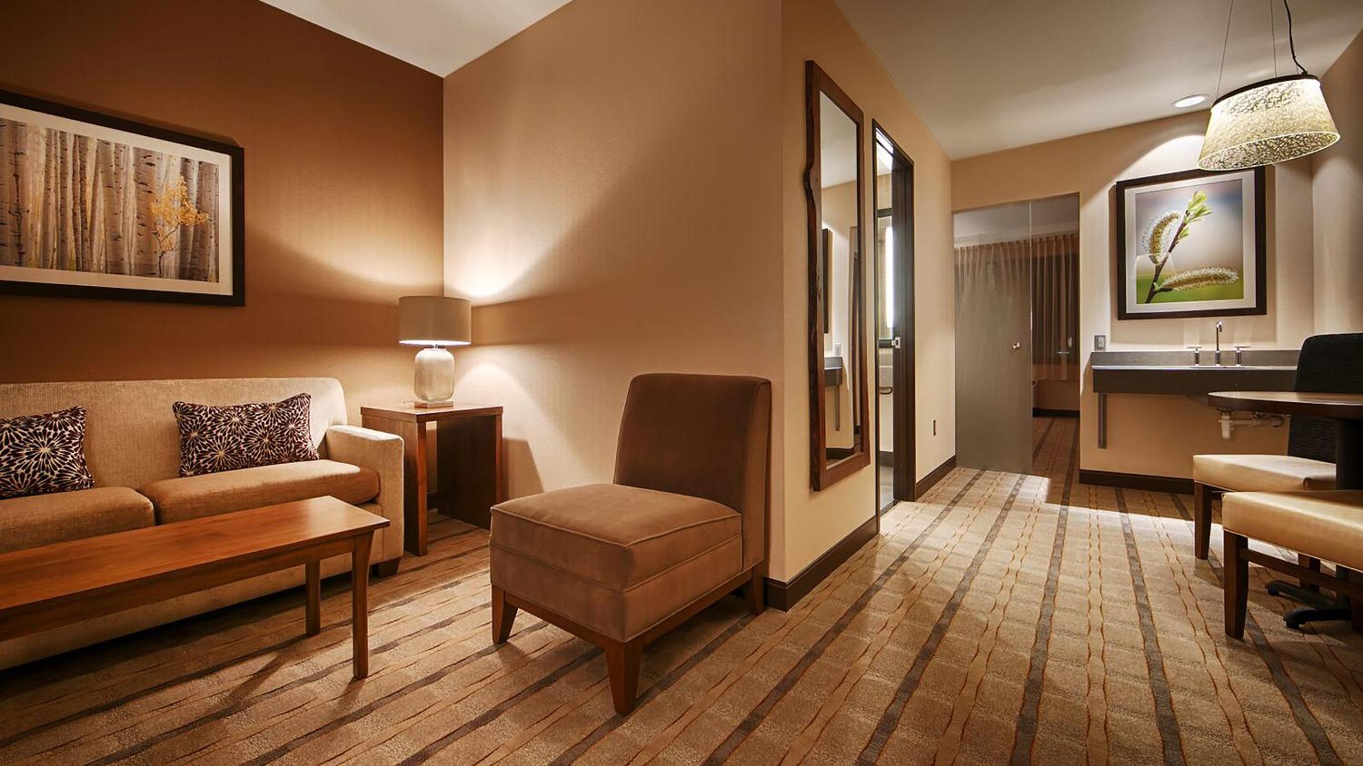 Queen Suite with Two Queen Beds and Bath Tub - View/Disability Access/Non-Smoking