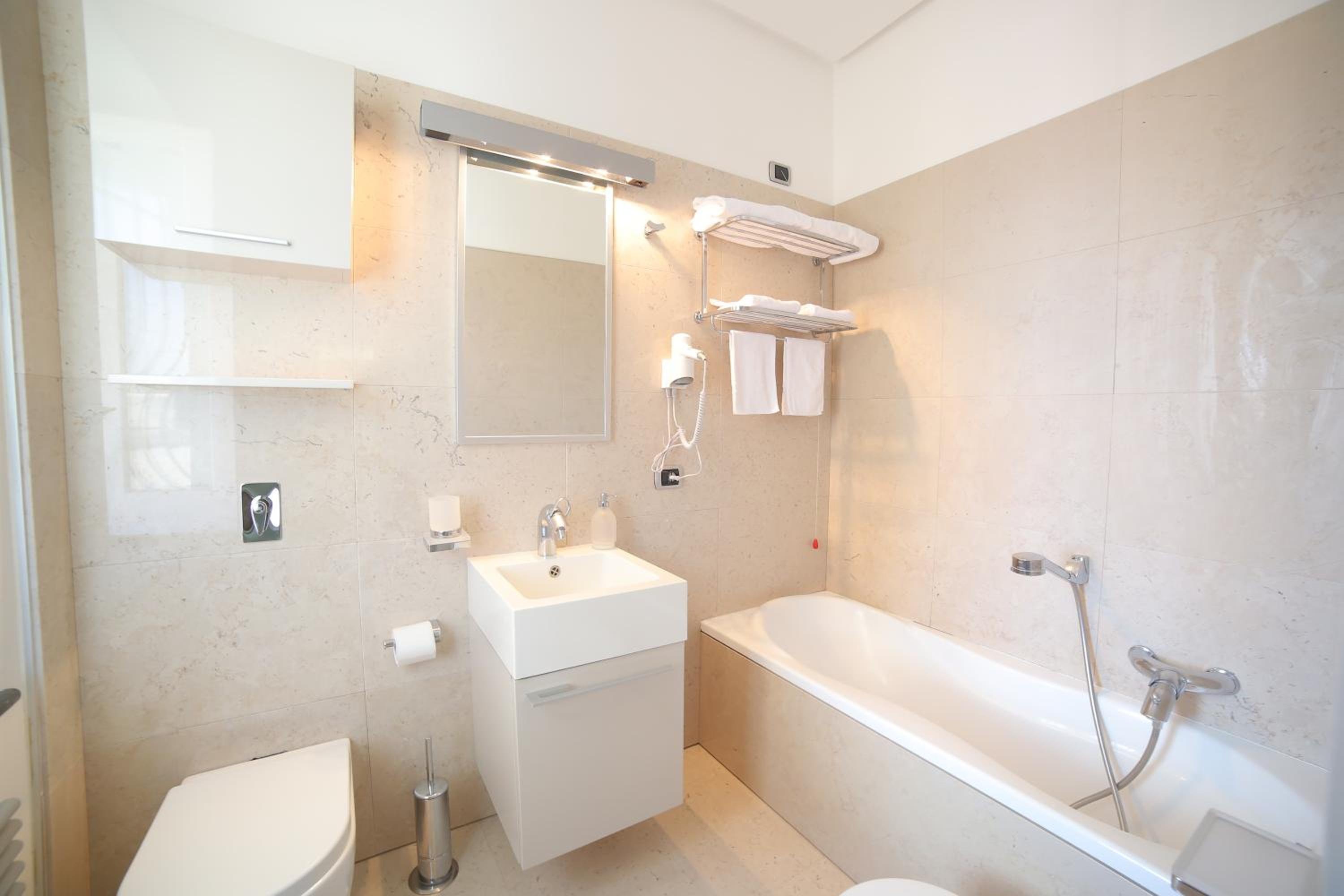 Queen Suite with Spa Bath photo 2