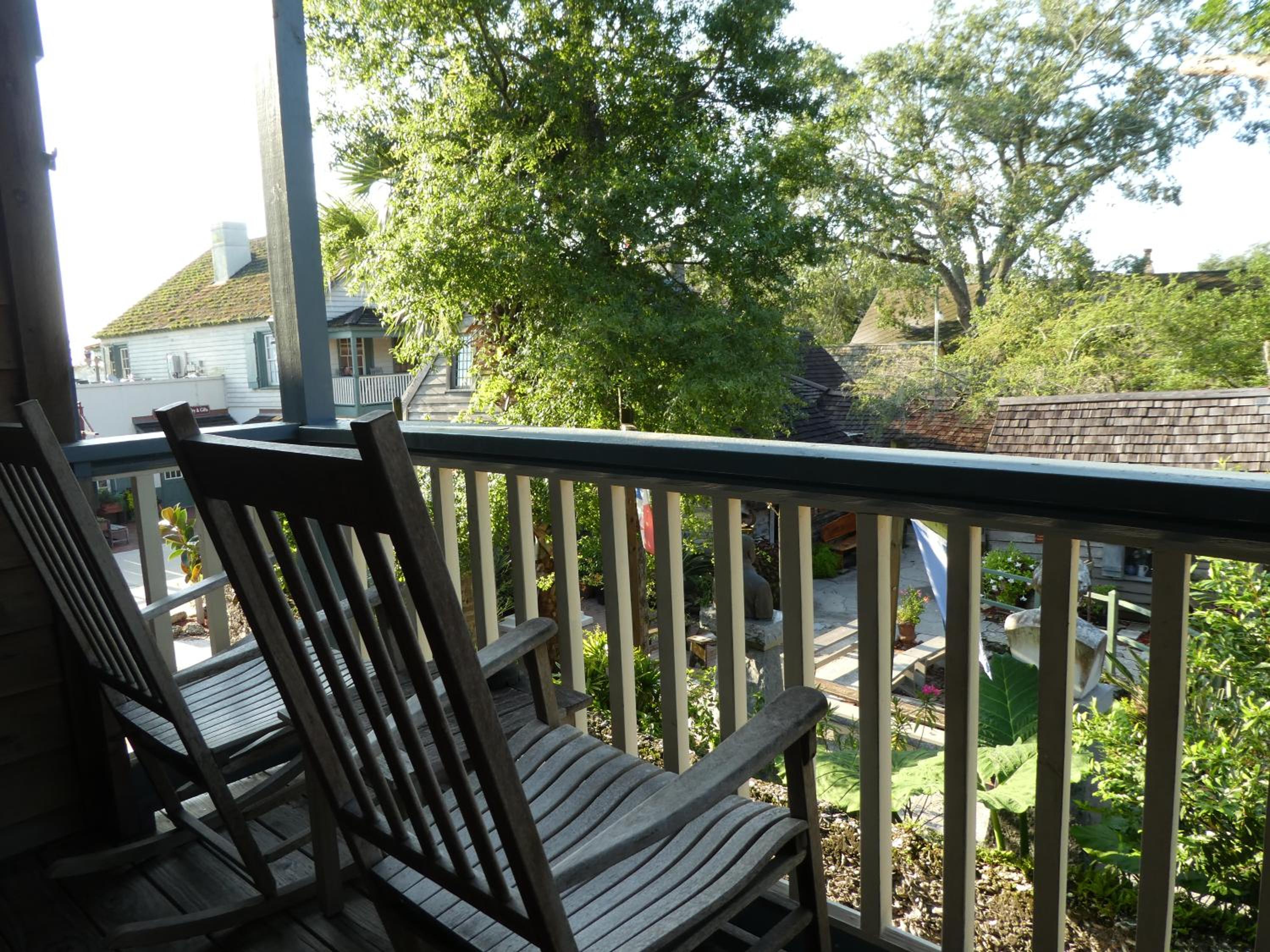 Deluxe King Room with Balcony - Photo 10