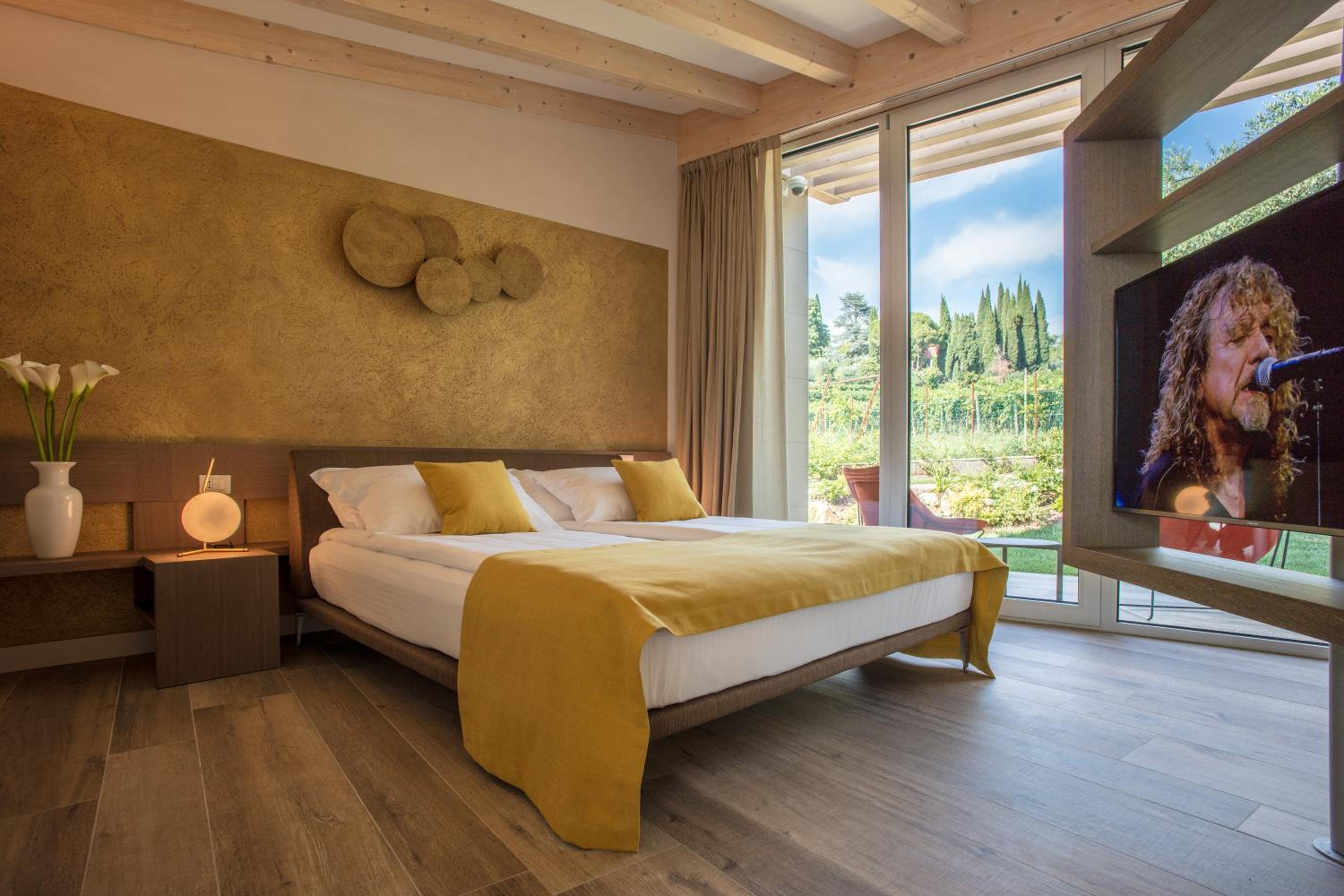 One-Bedroom Suite - Photo 3