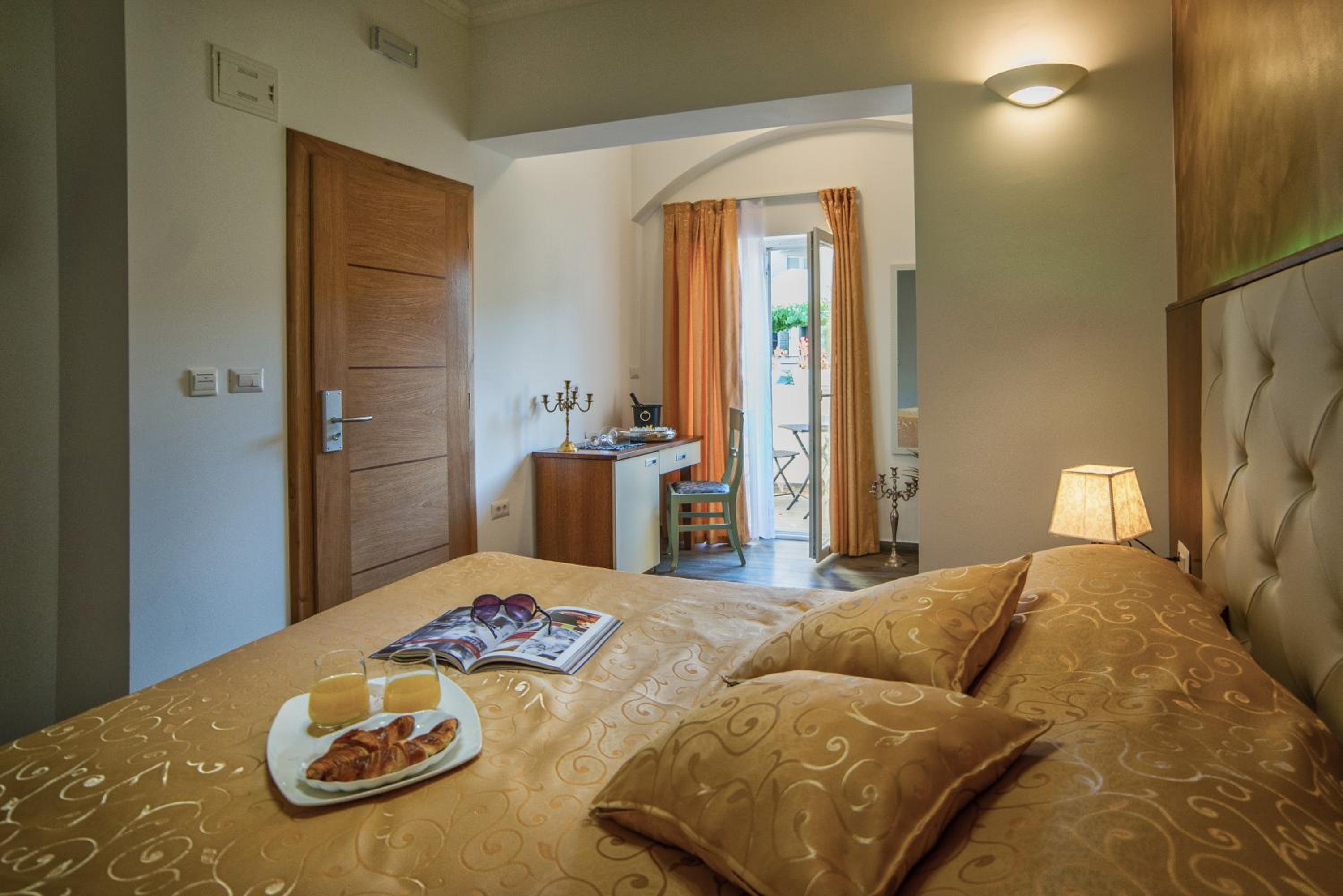 Deluxe Double Room with Terrace - Photo 6