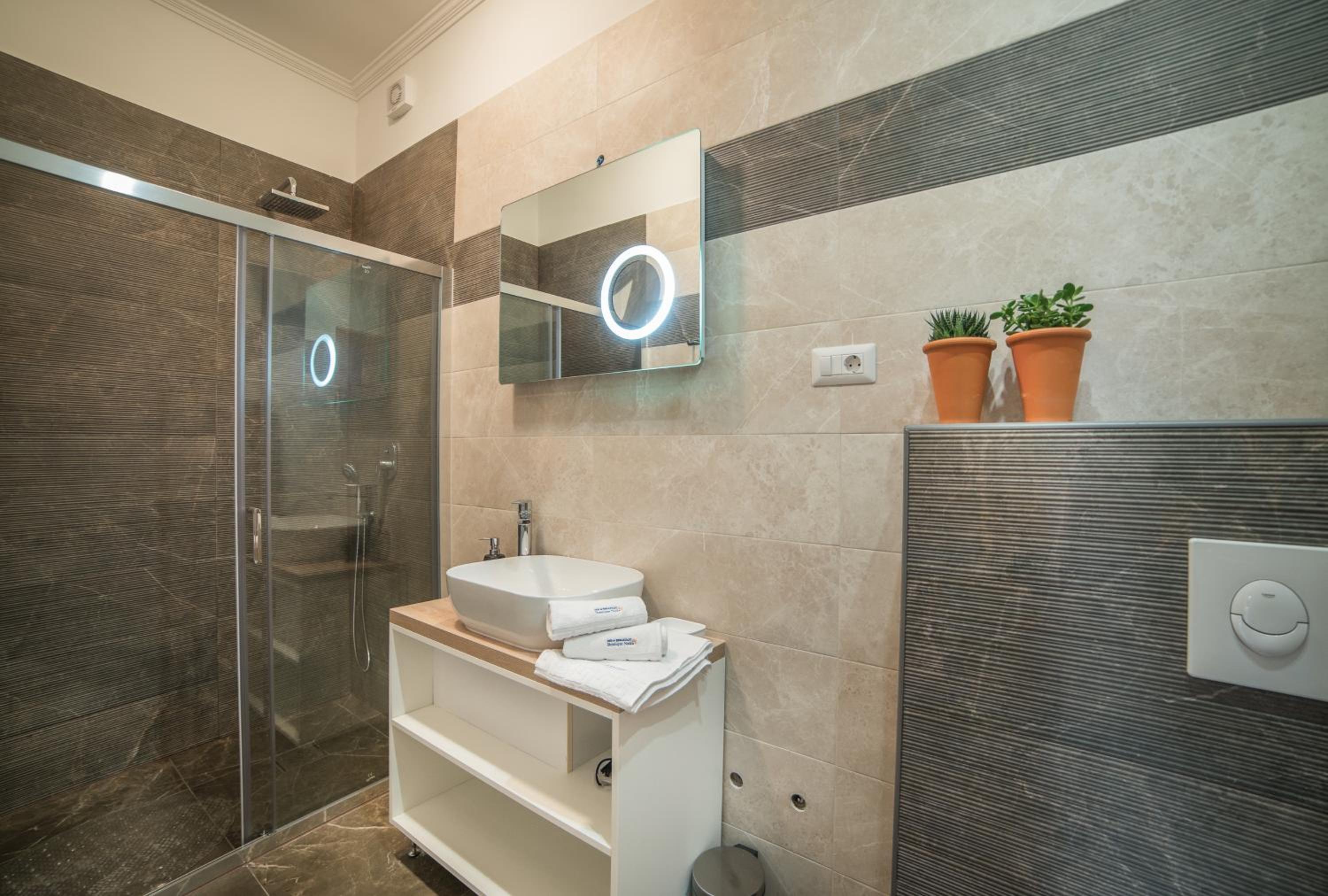 Deluxe Double Room with Terrace - Photo 12