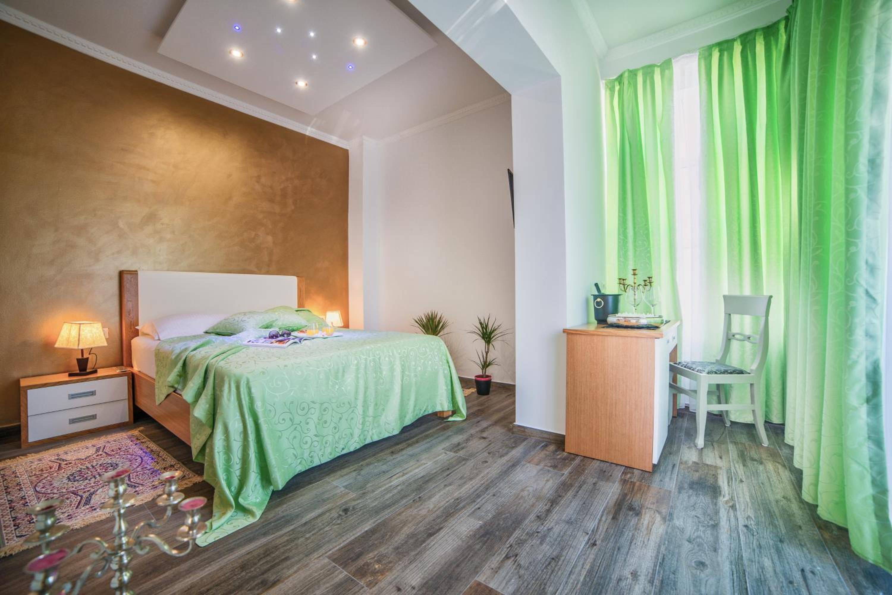 Deluxe Double Room with Terrace - Photo 8