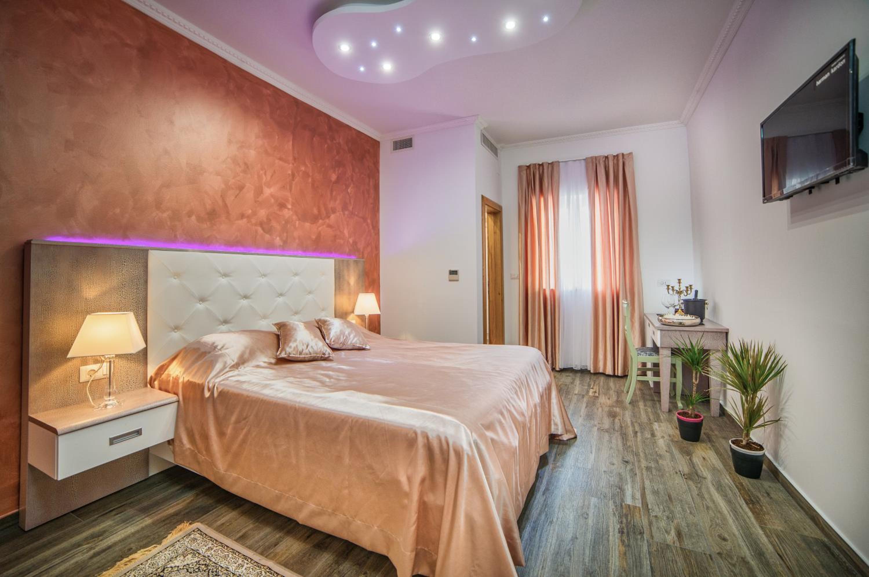 Deluxe Double Room - Photo 10