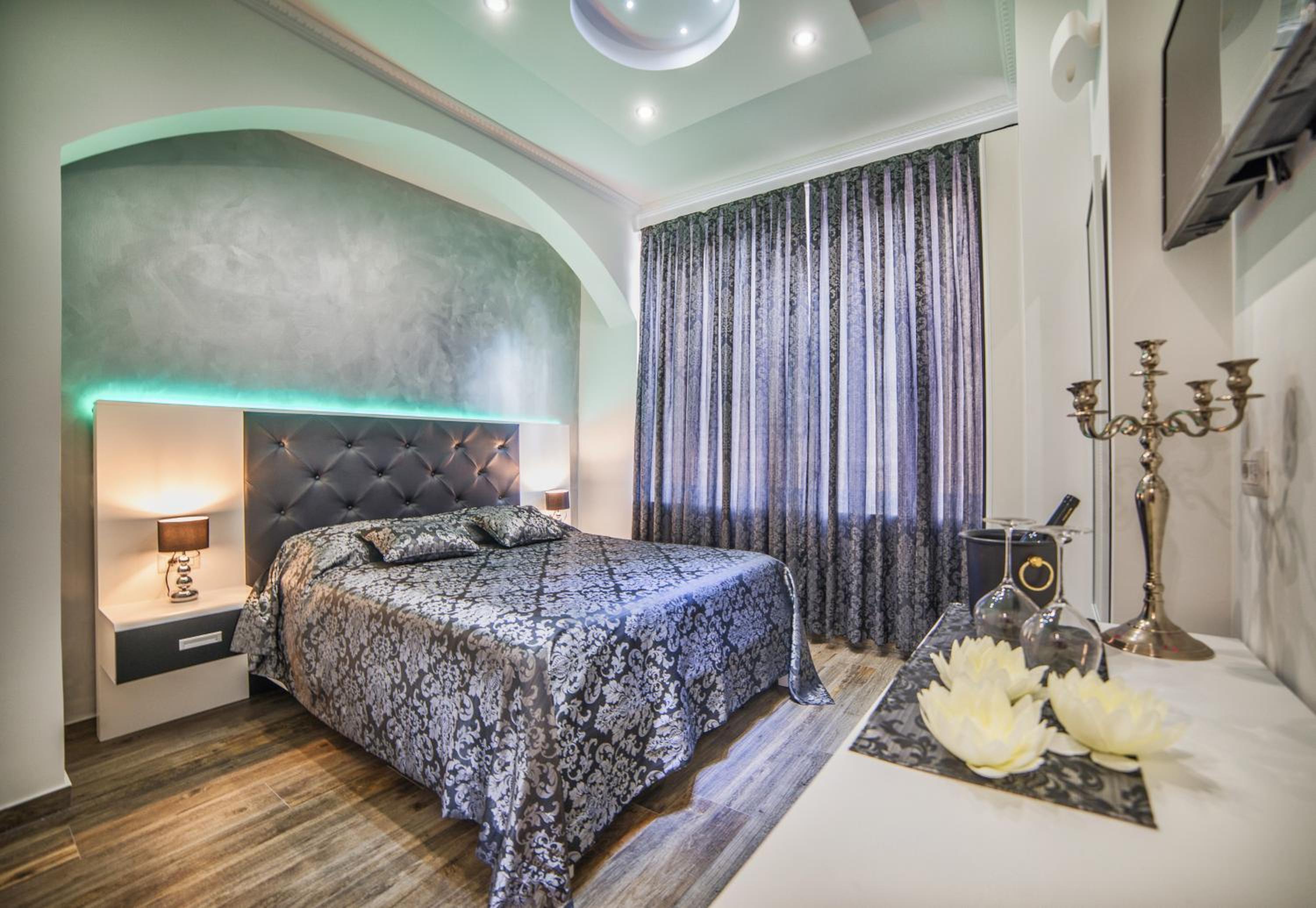 Deluxe Double Room - Photo 9