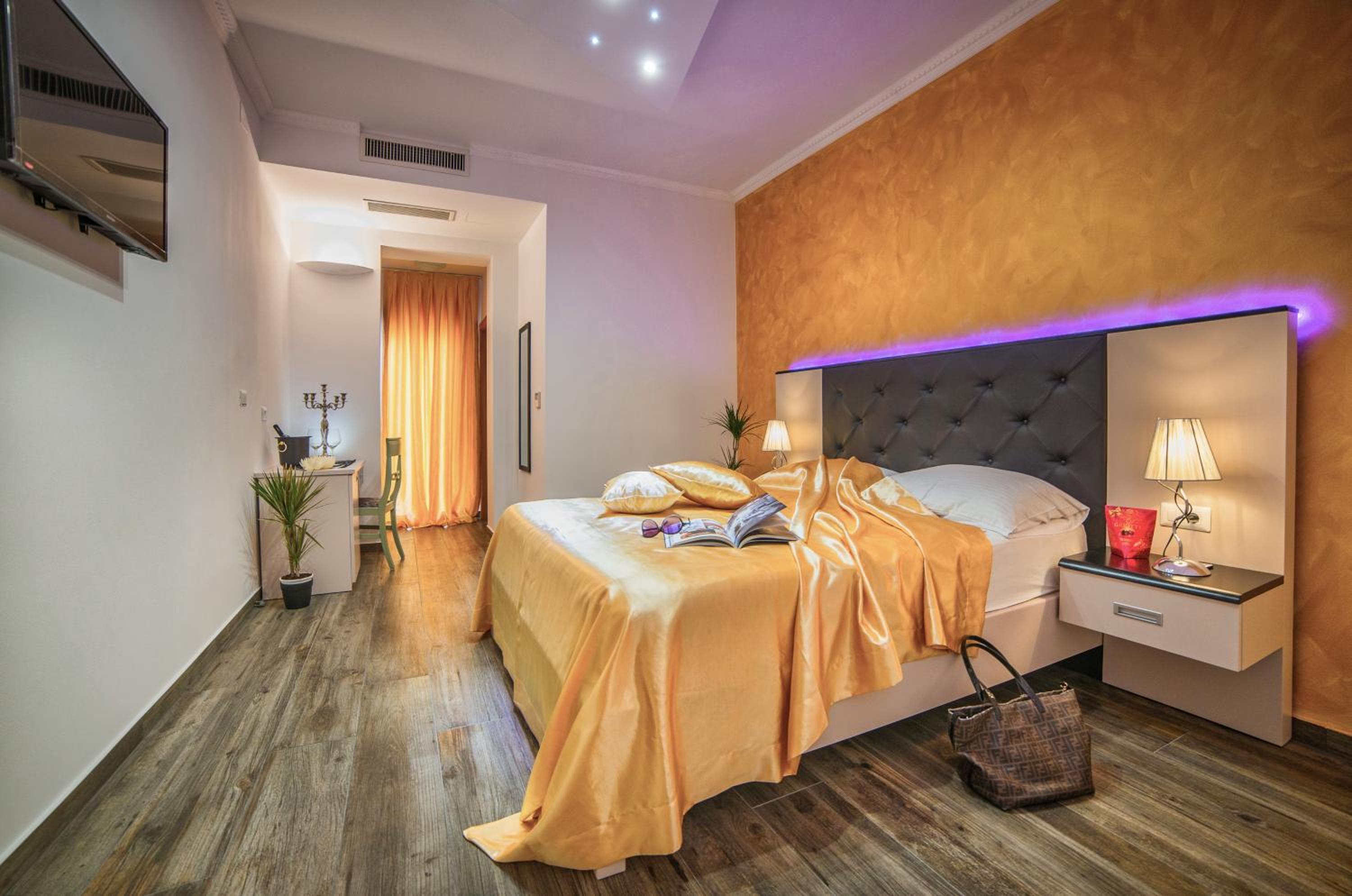 Deluxe Double Room with Terrace - Photo 5