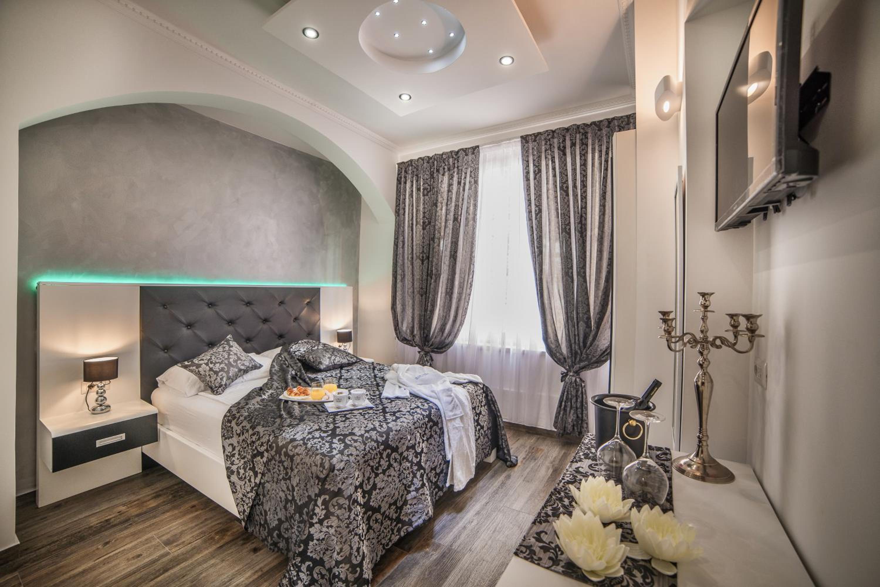 Deluxe Double Room - Photo 8