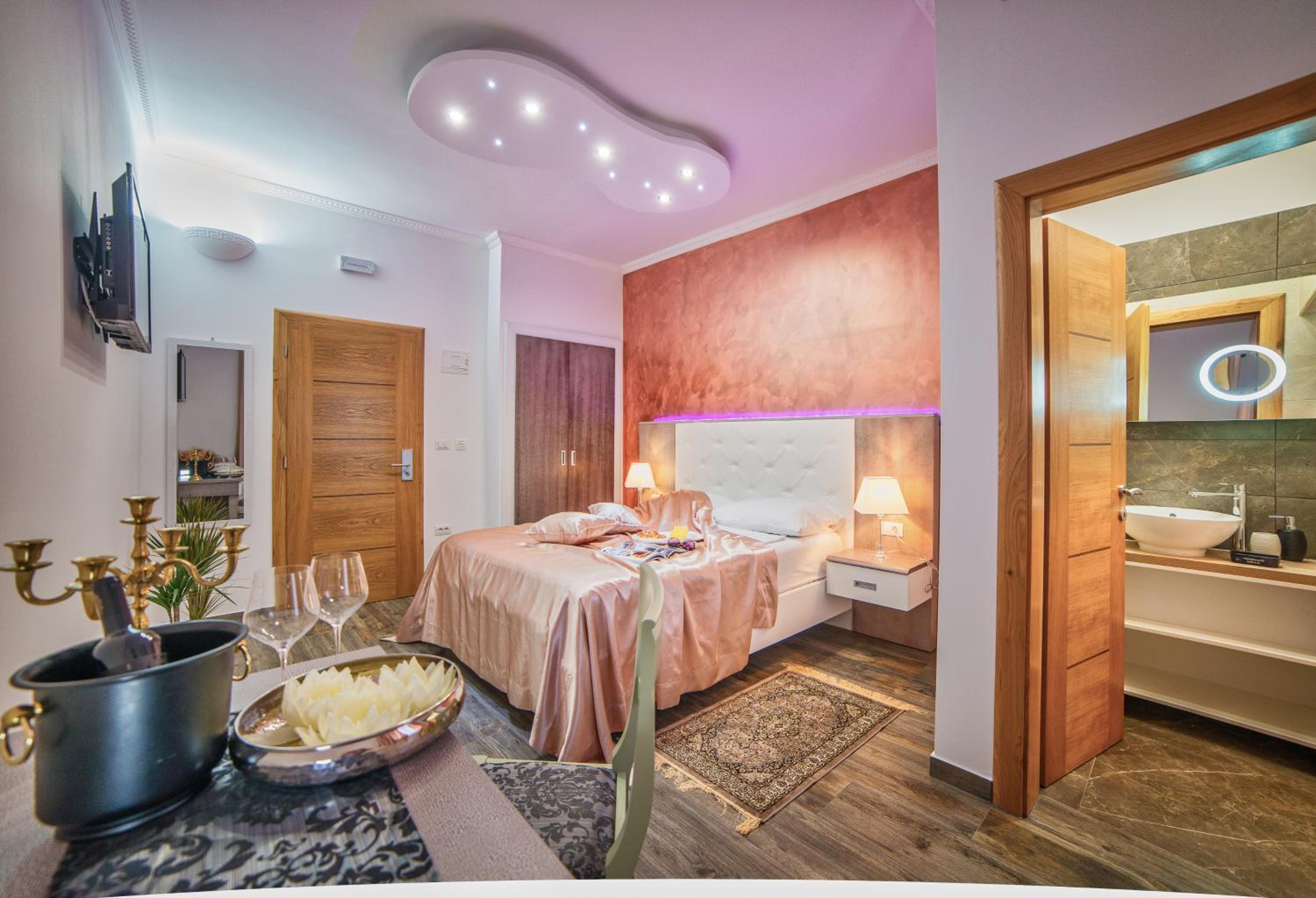 Deluxe Double Room - Photo 11
