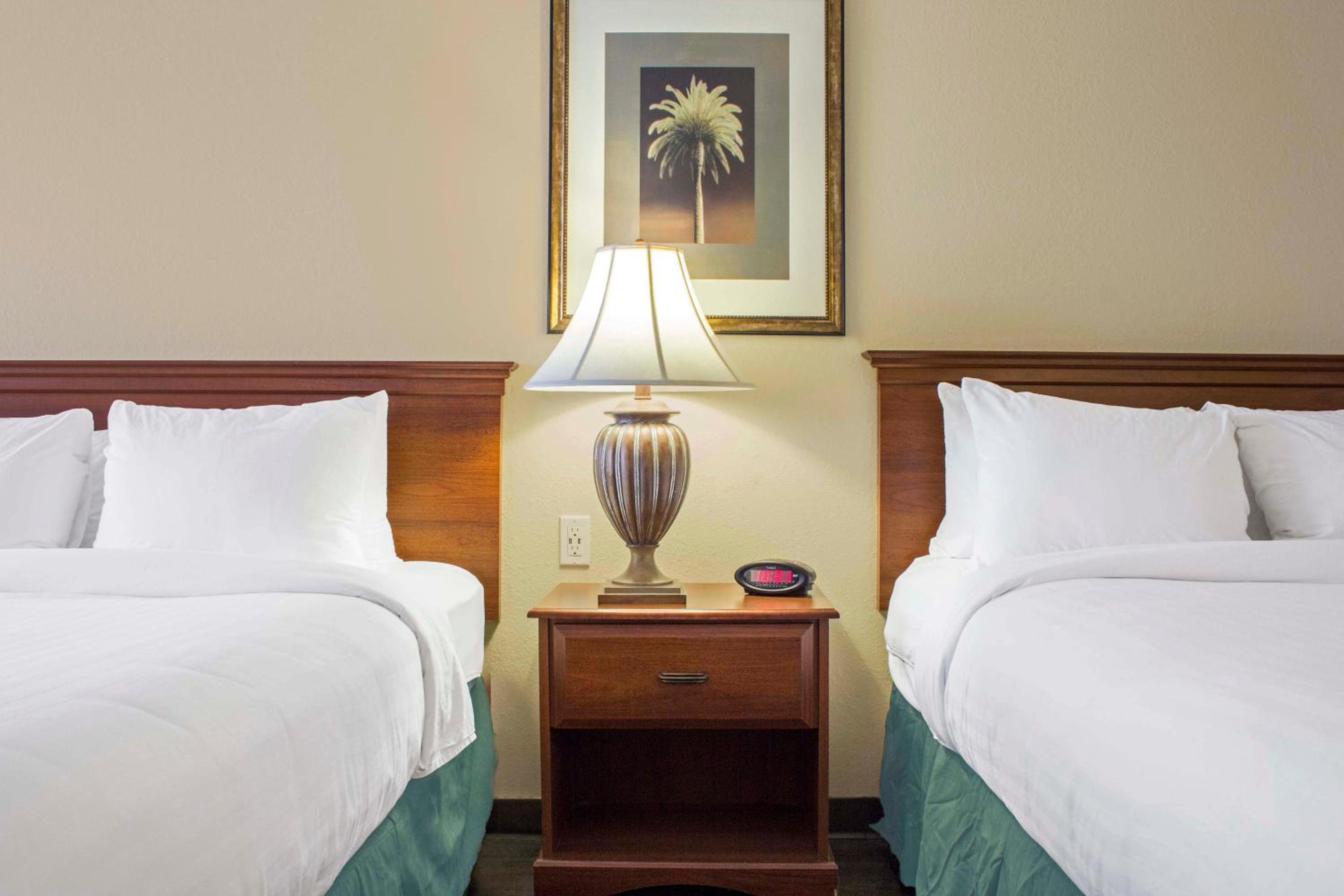 Queen Room with Two Queen Beds - Smoking - Photo 3