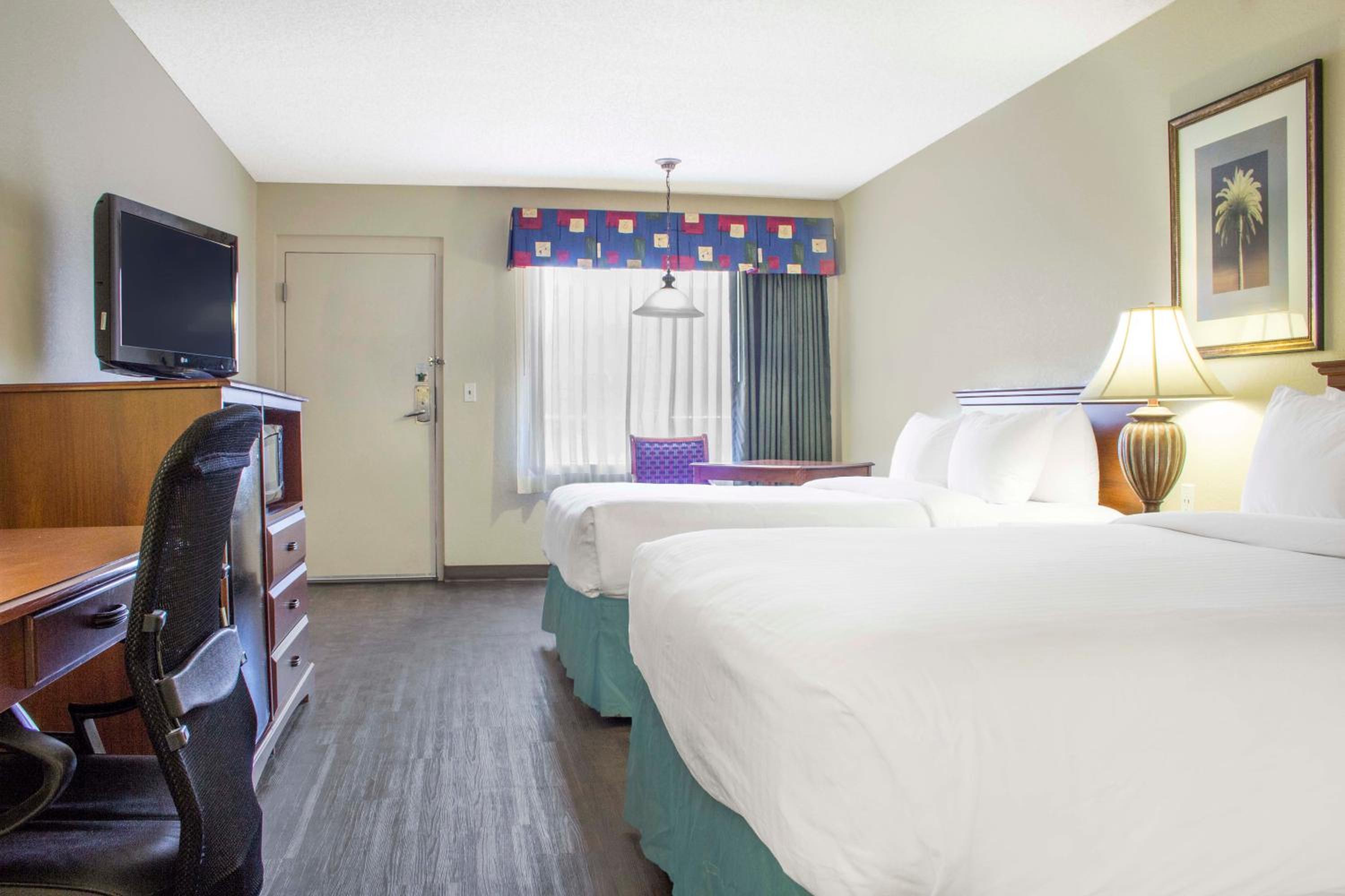 Queen Room with Two Queen Beds - Smoking - Photo 4