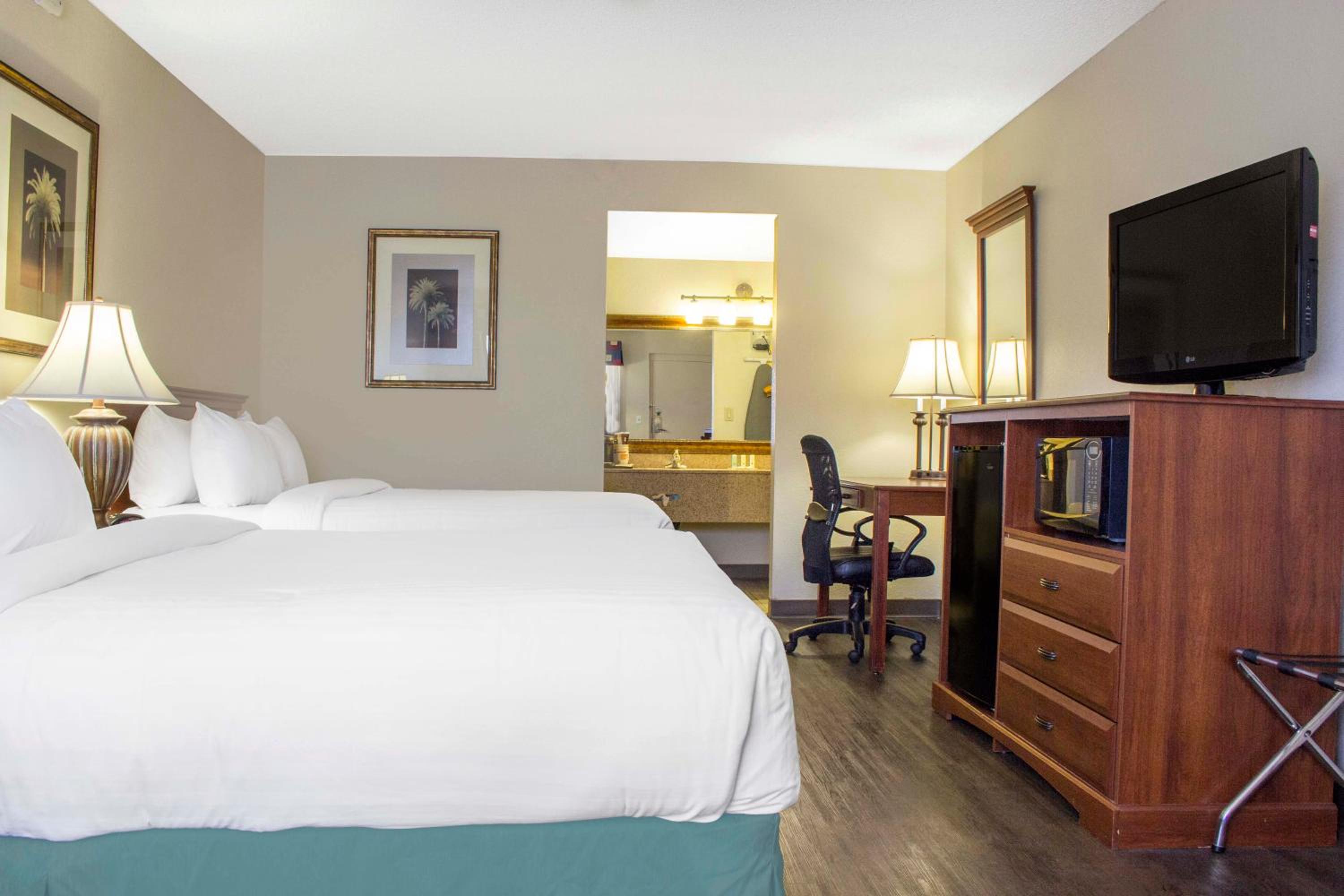 Queen Room with Two Queen Beds - Smoking - Photo 1