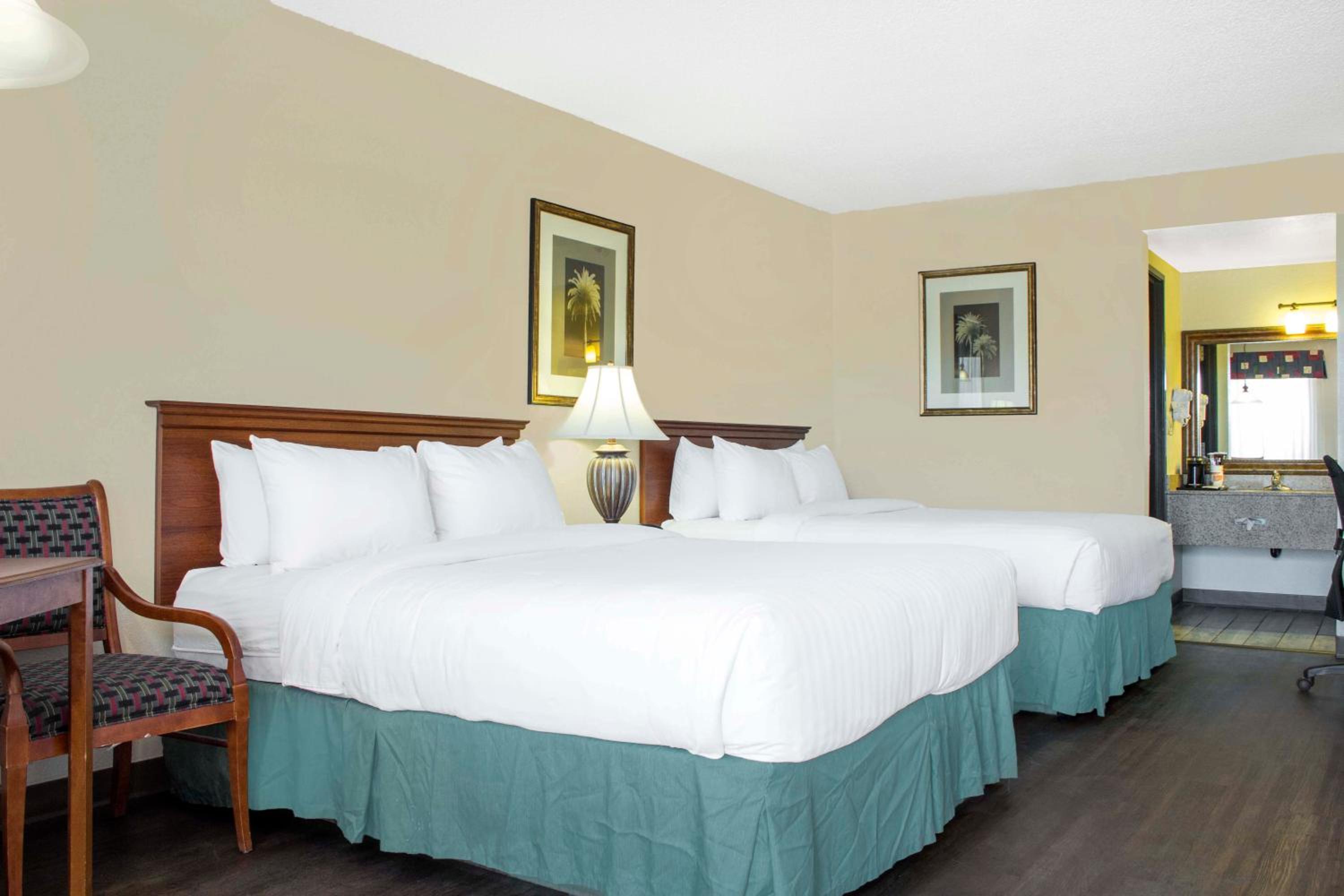 Queen Room with Two Queen Beds - Smoking - Photo 2