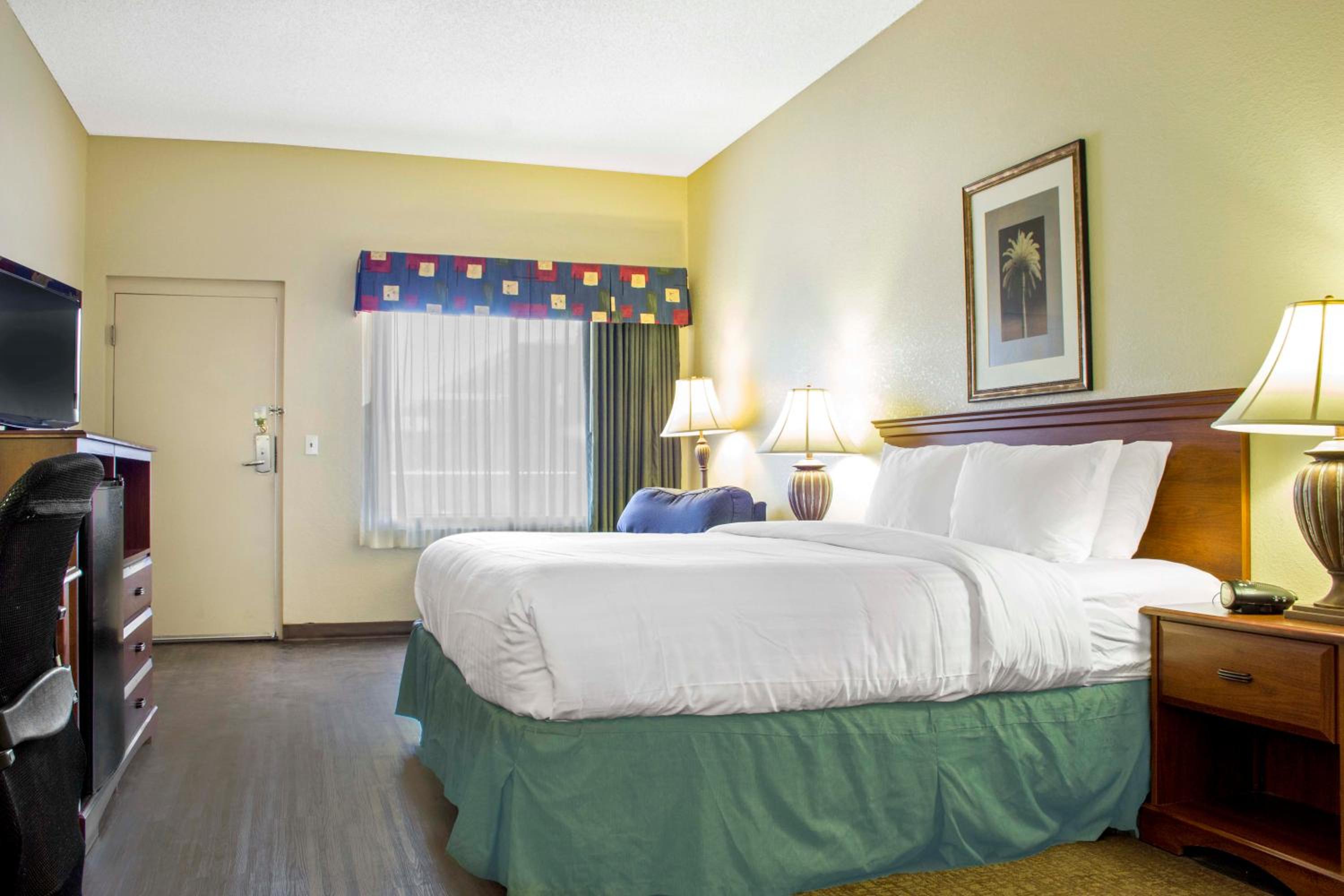 King Room - Non-Smoking - Photo 3