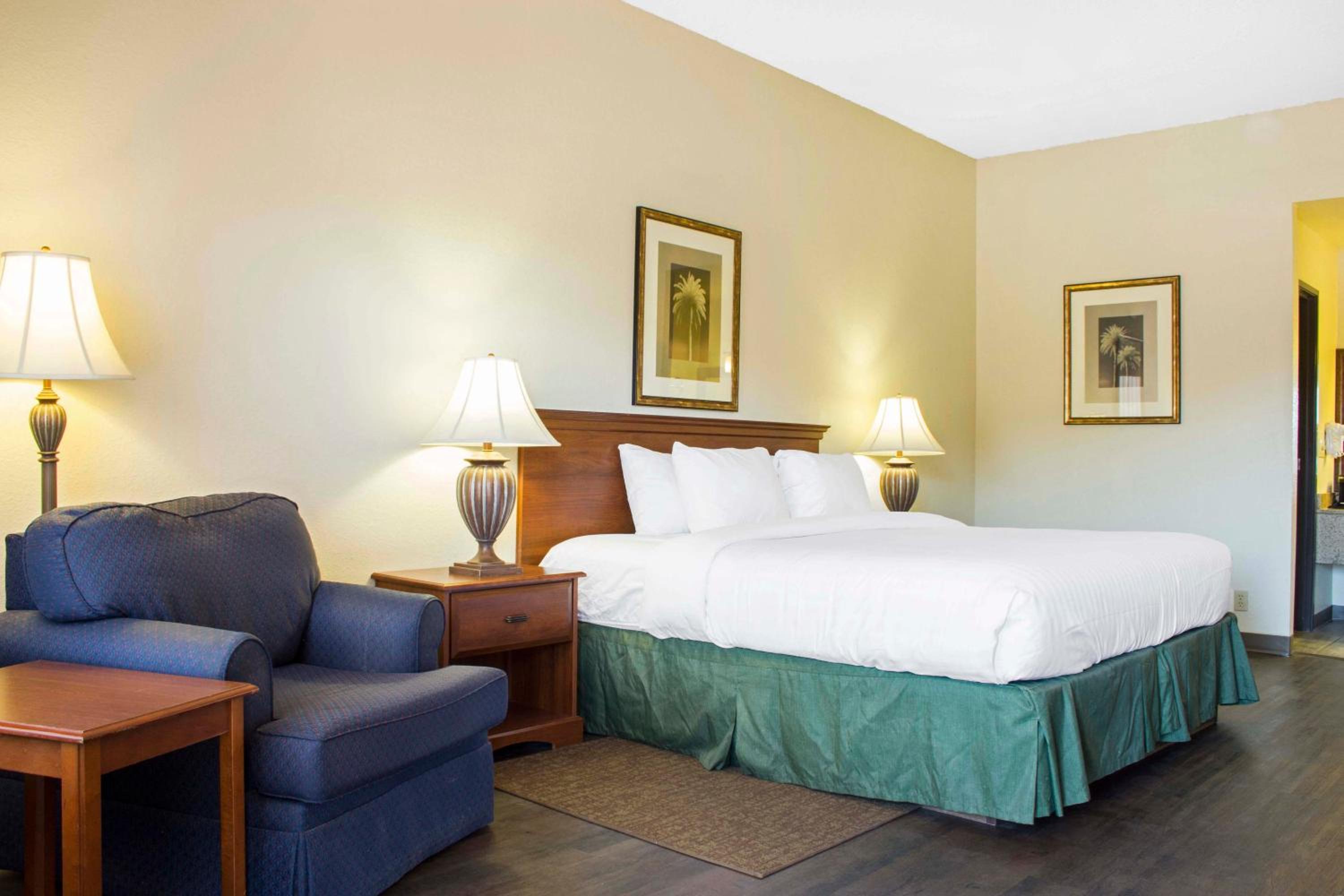 King Room - Non-Smoking - Photo 1