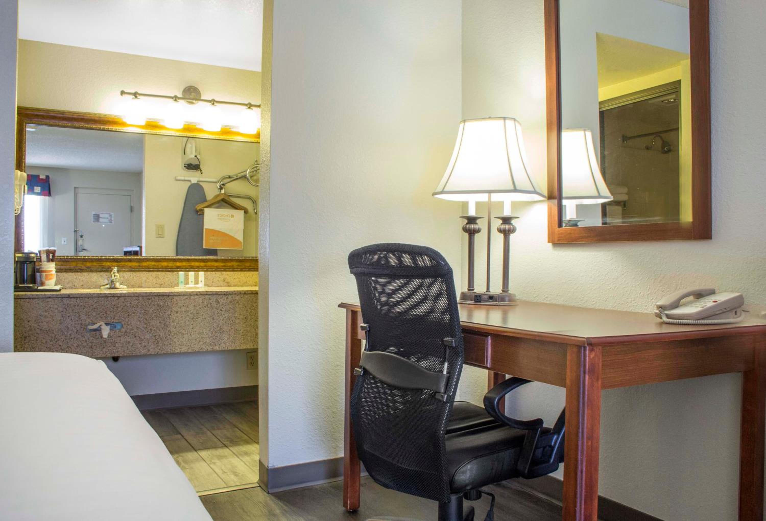 King Room - Non-Smoking - Photo 2