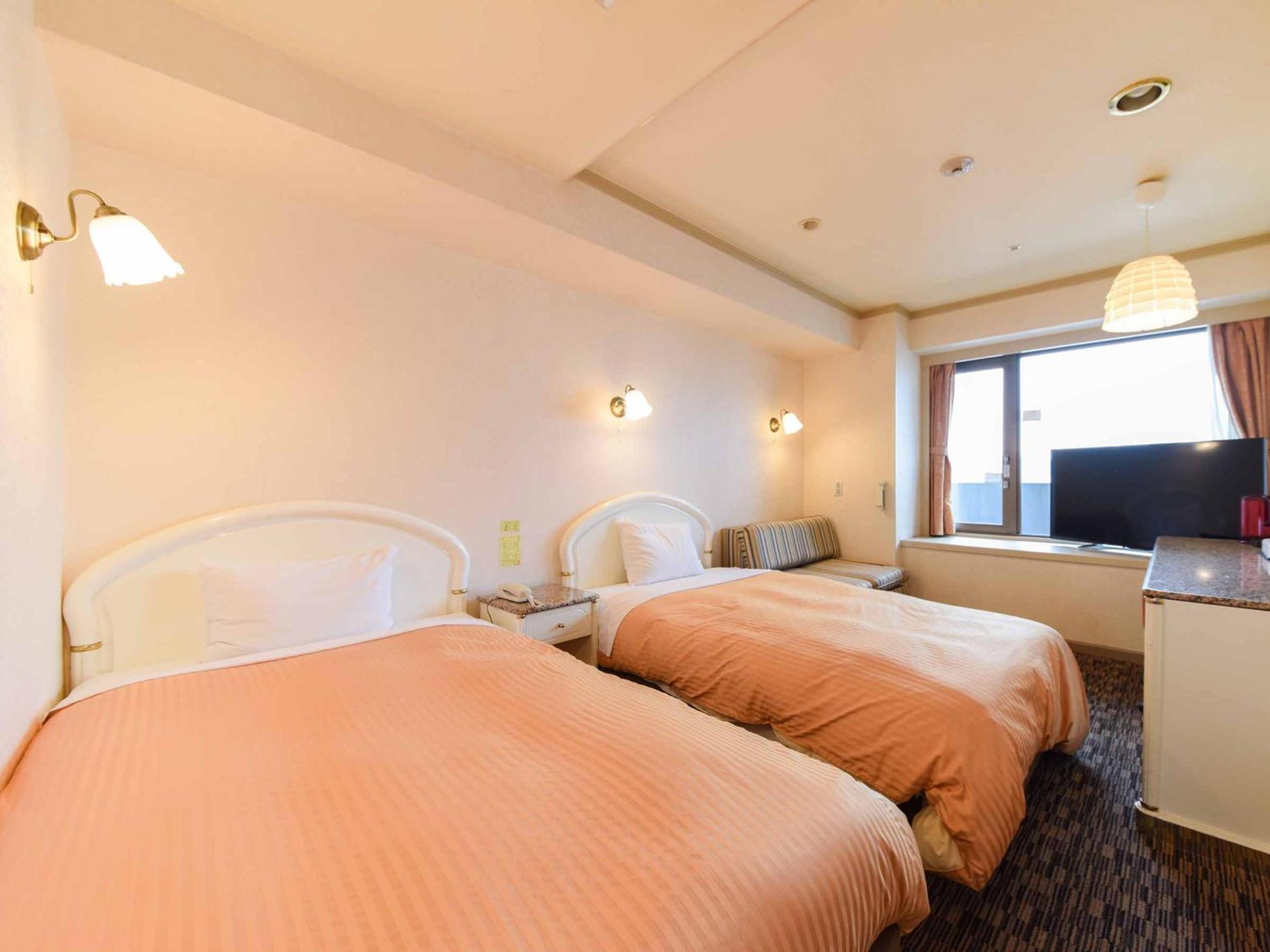Twin Room - Non-Smoking - Photo 12