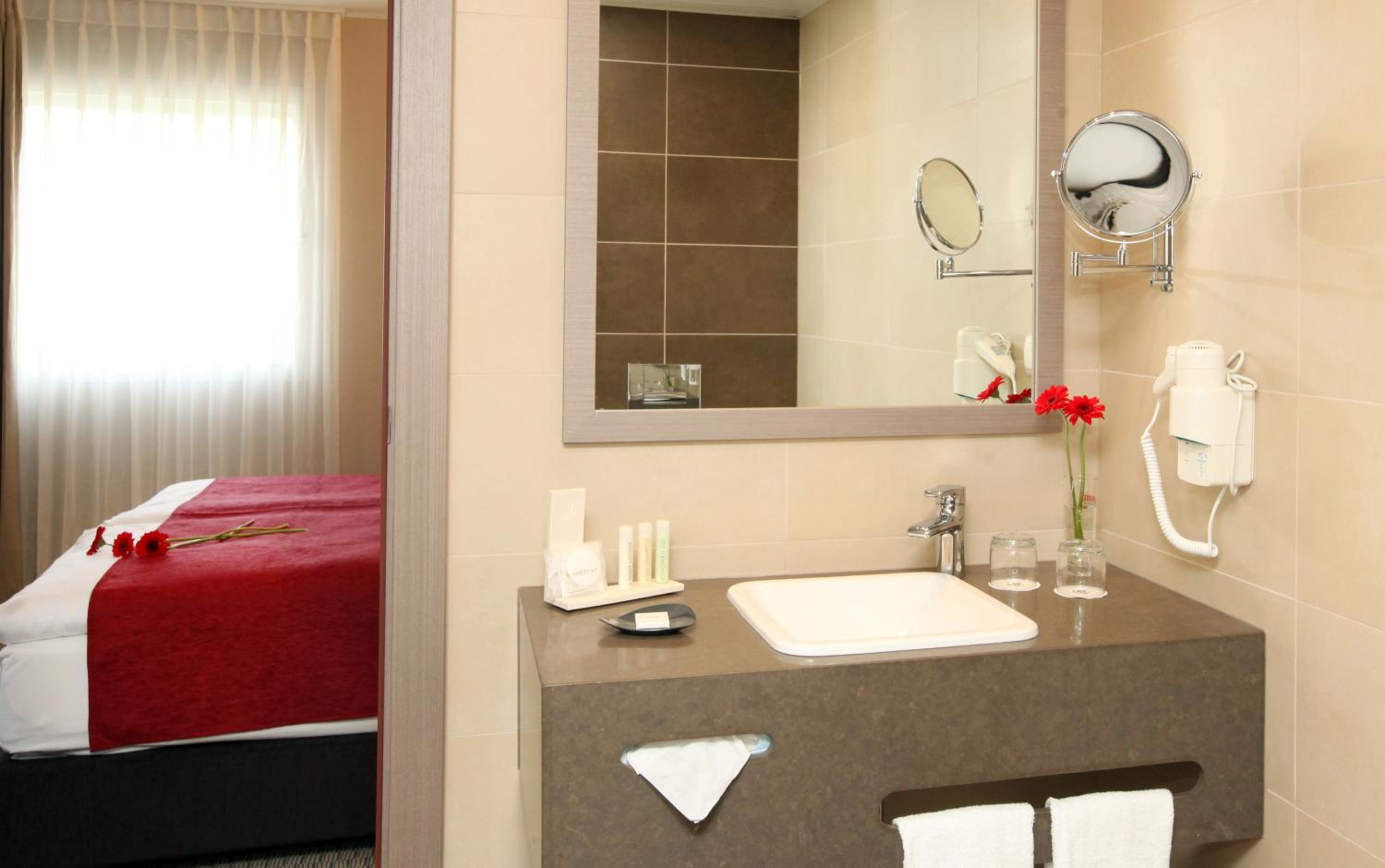 Suite - 1 King Bed - Photo 6