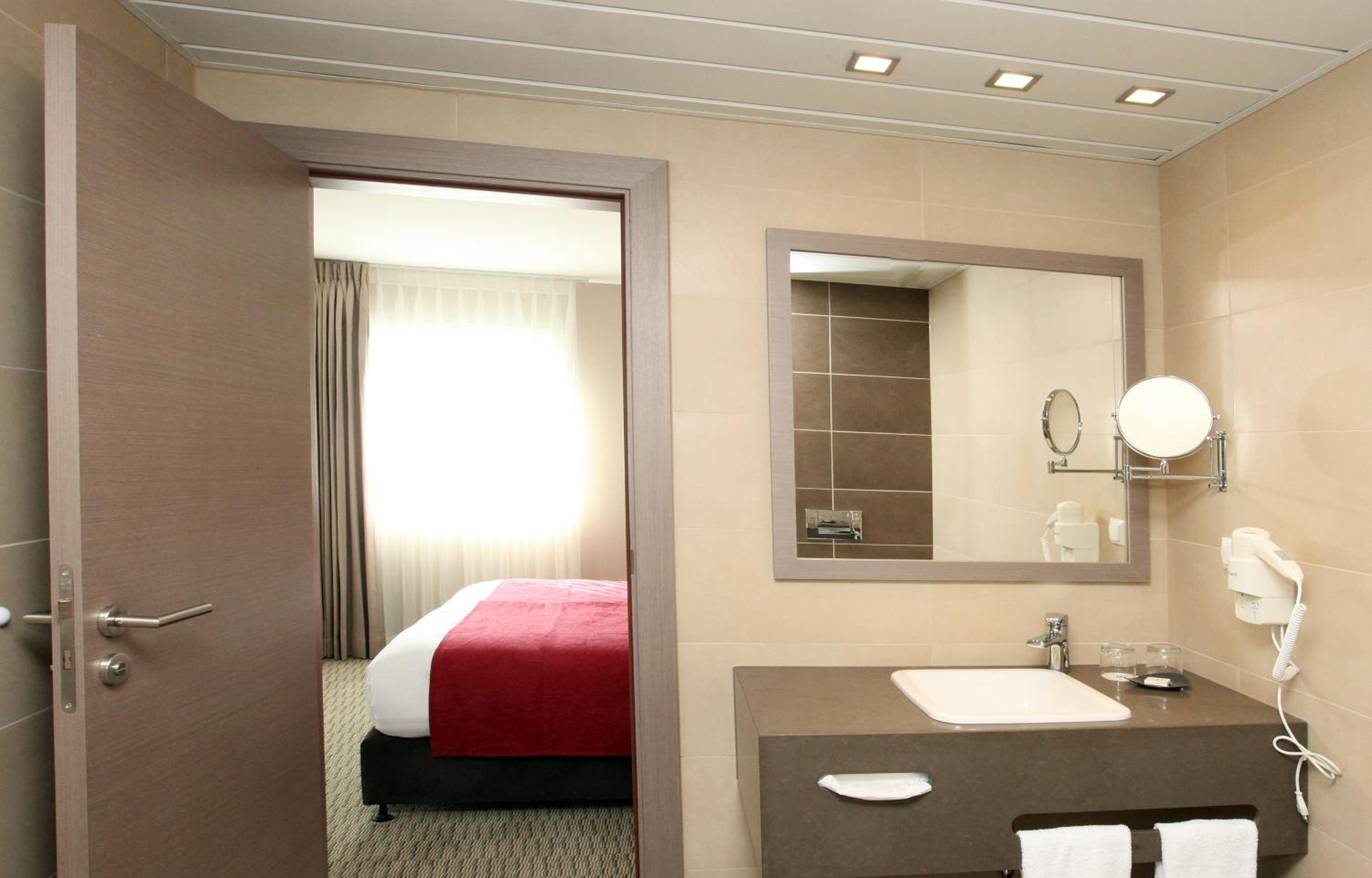 Suite - 1 King Bed - Photo 7
