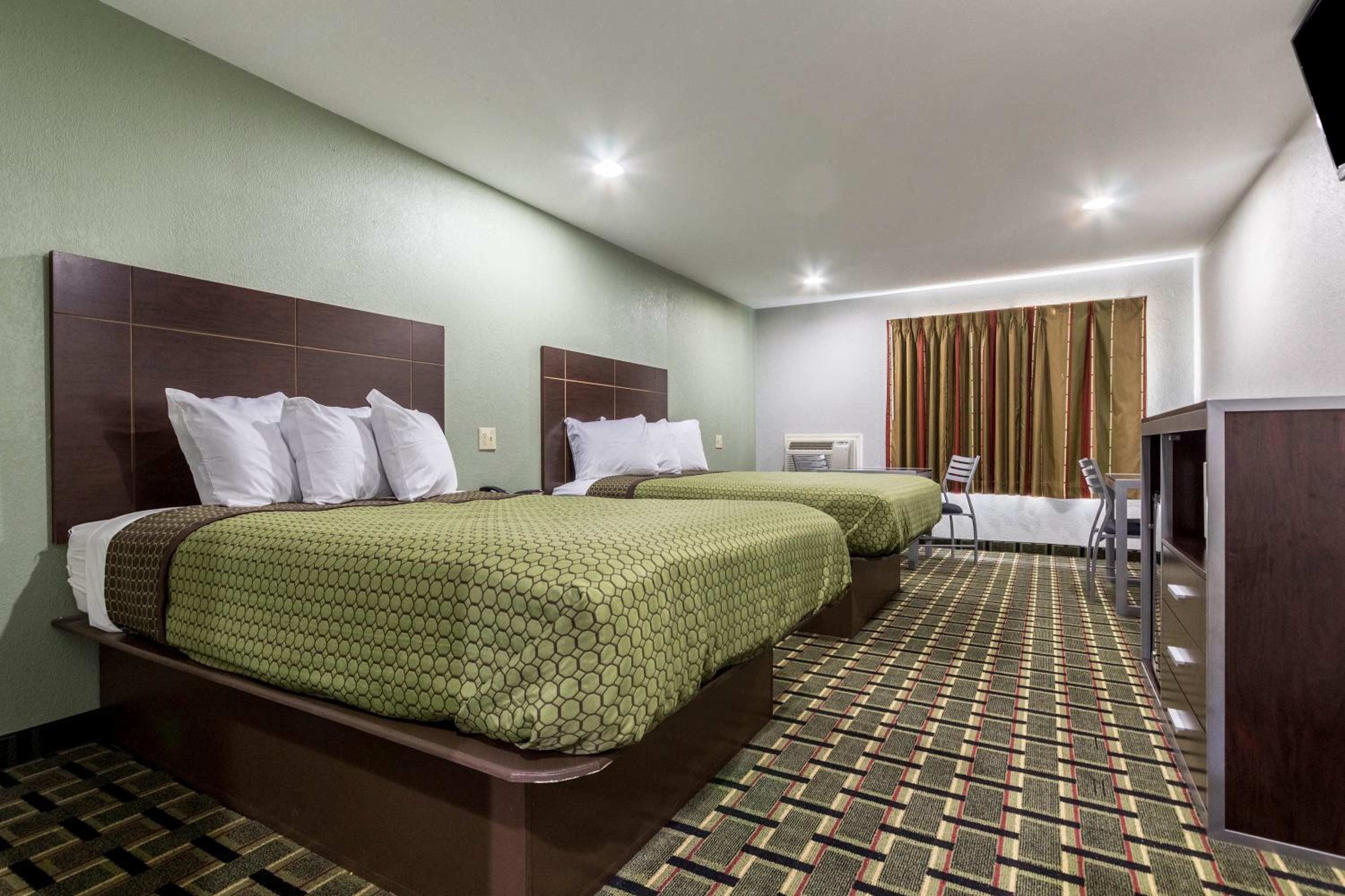 Standard Queen Room with Two Queen Beds photo 3