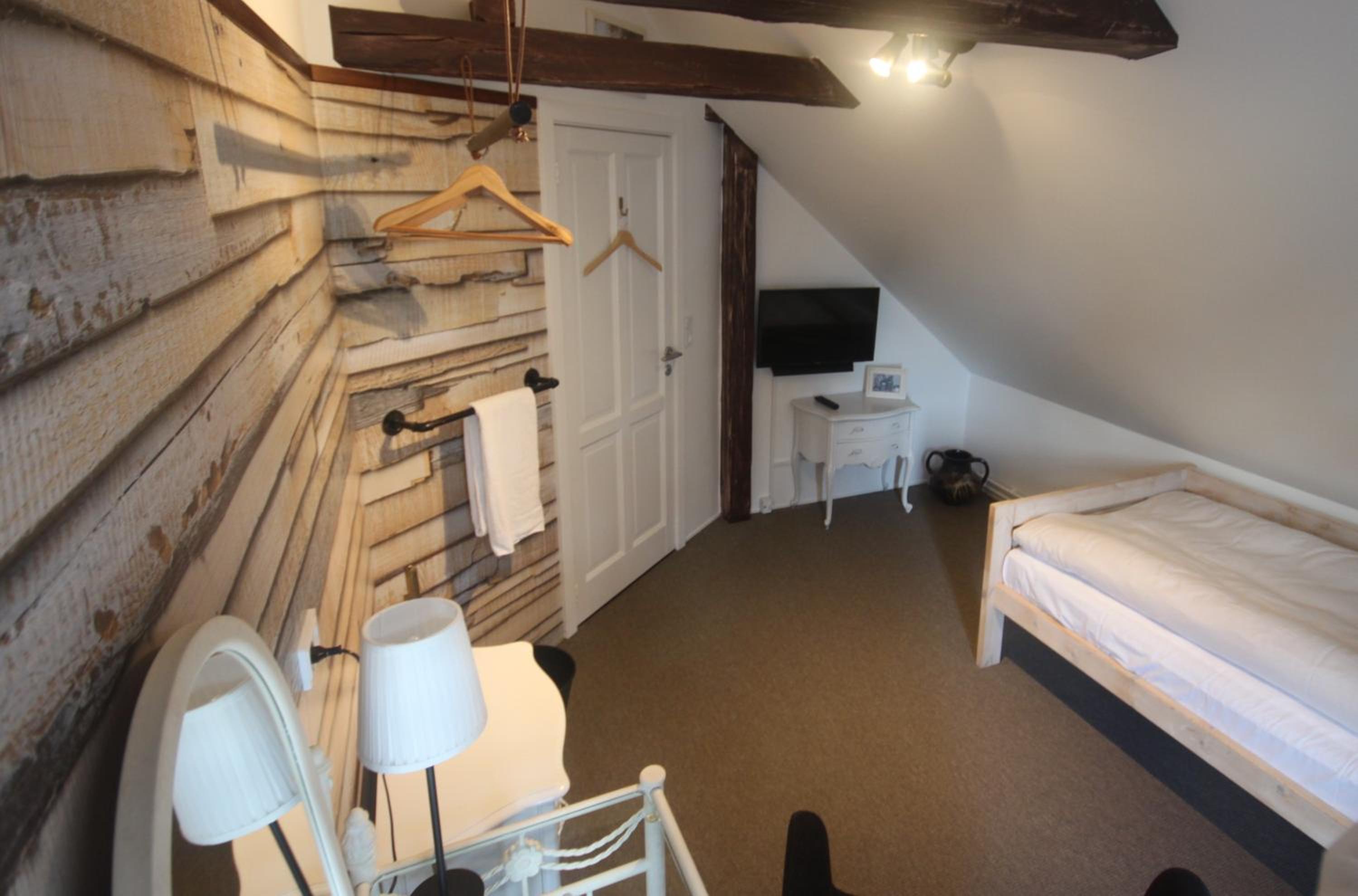 Budget Single Room With Shared Bathroom photo 2