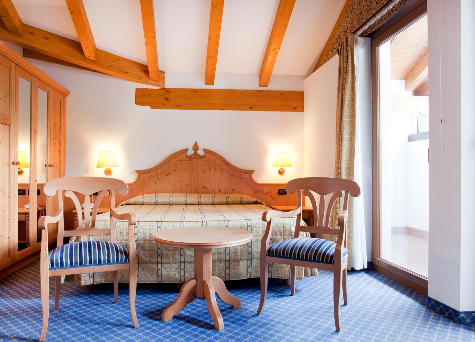 Family Room (2 Adults + 2 Children)