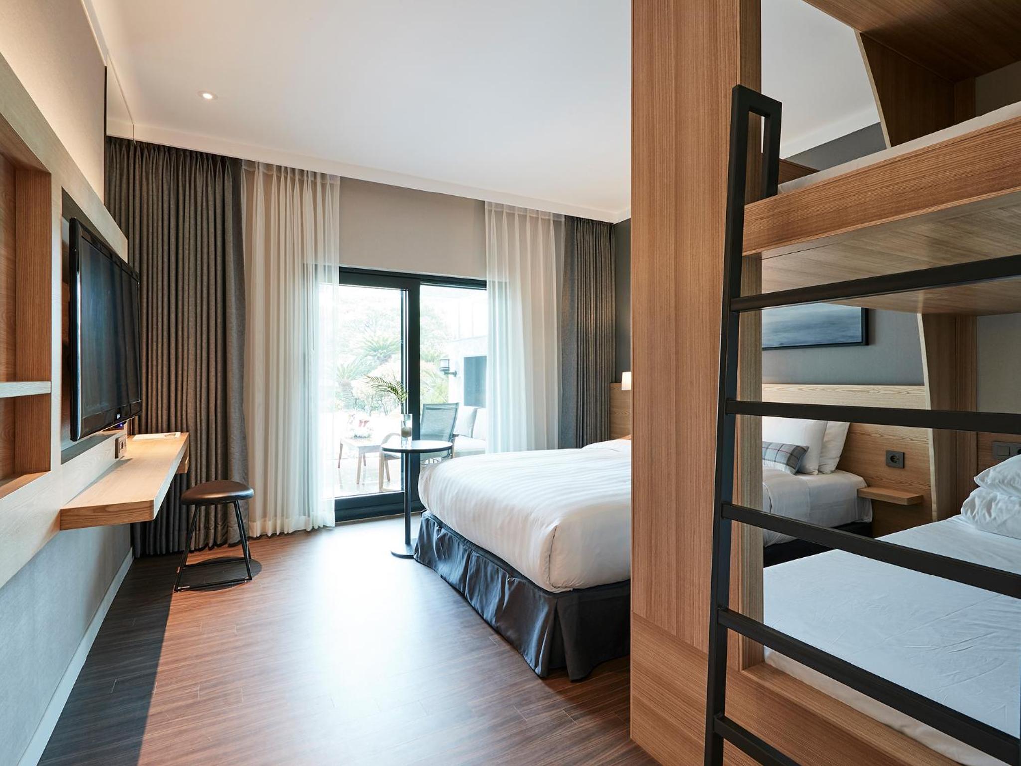 Family Terrace Room with Bunk Bed - Photo 6