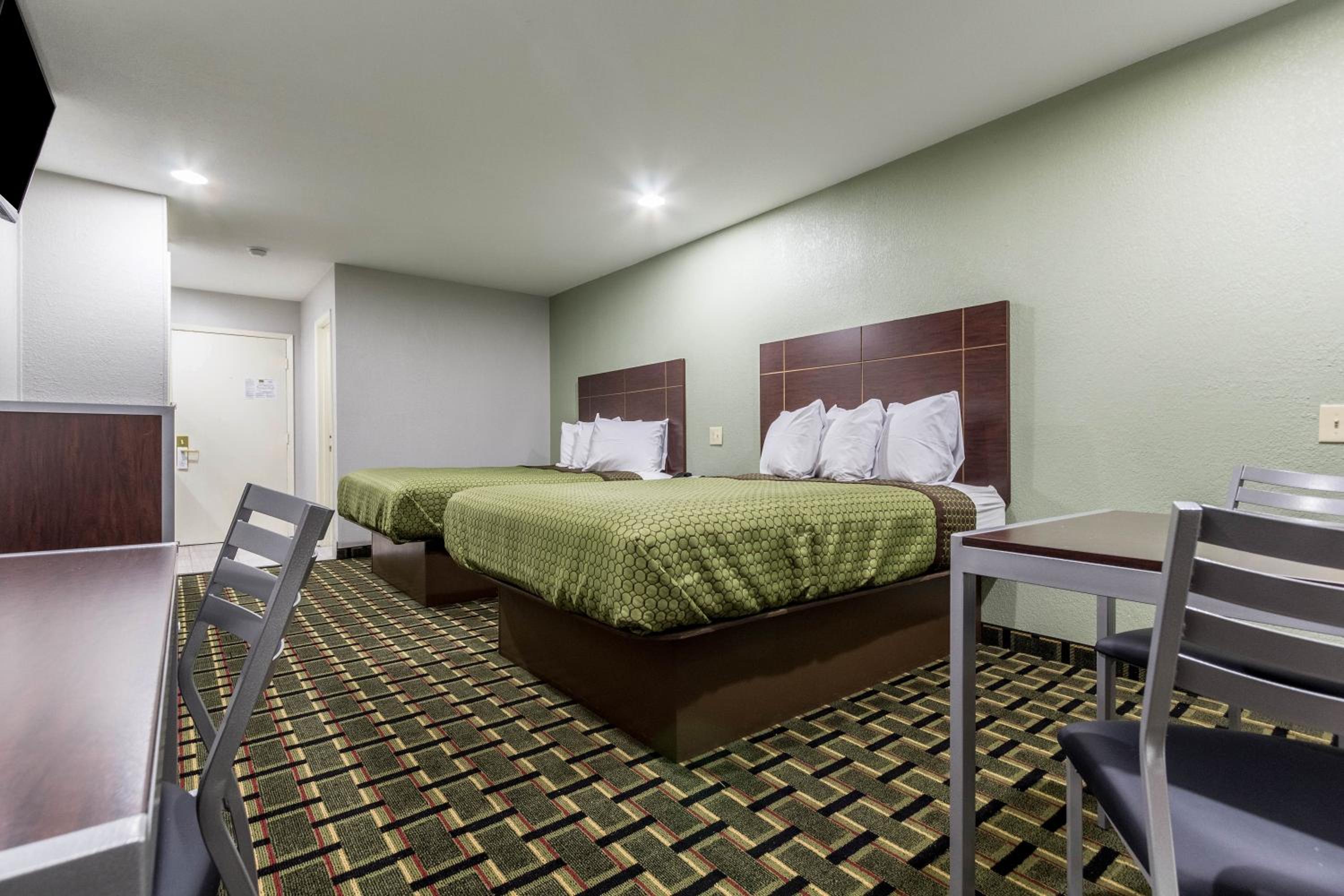 Standard Queen Room with Two Queen Beds photo 3