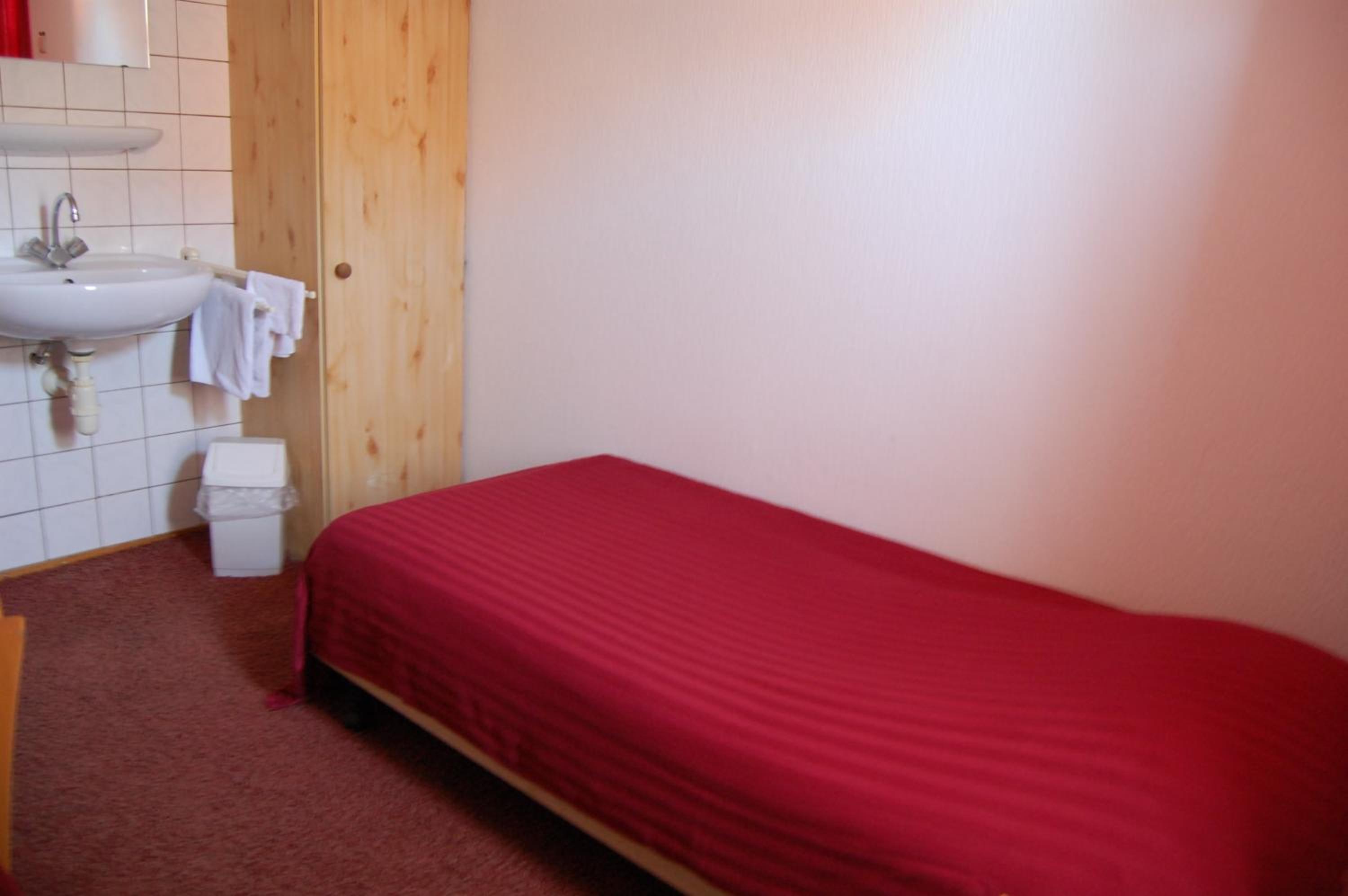 Single Room with Shared Bathroom photo 3