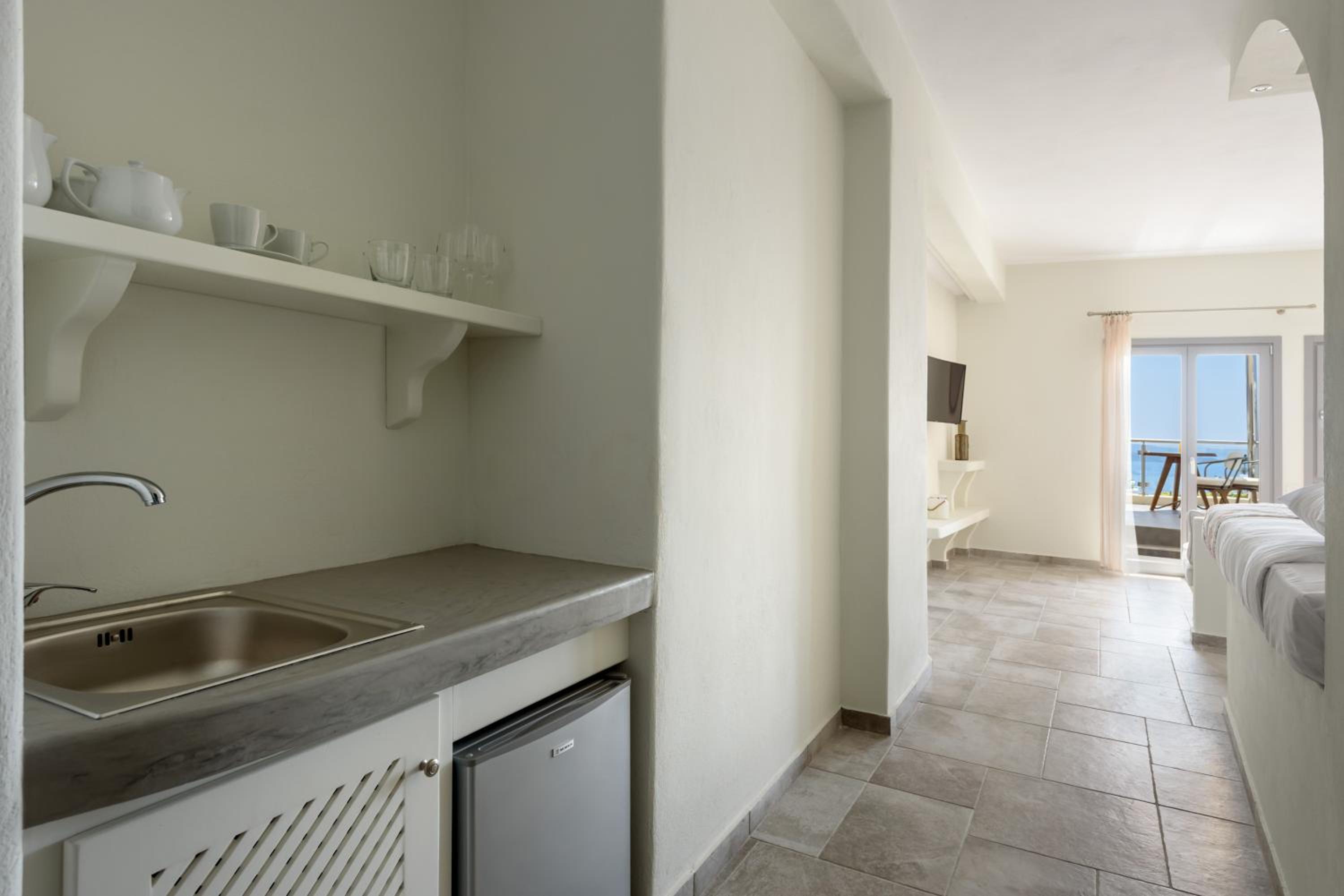 Deluxe Double Room with Balcony and Sea View photo 3