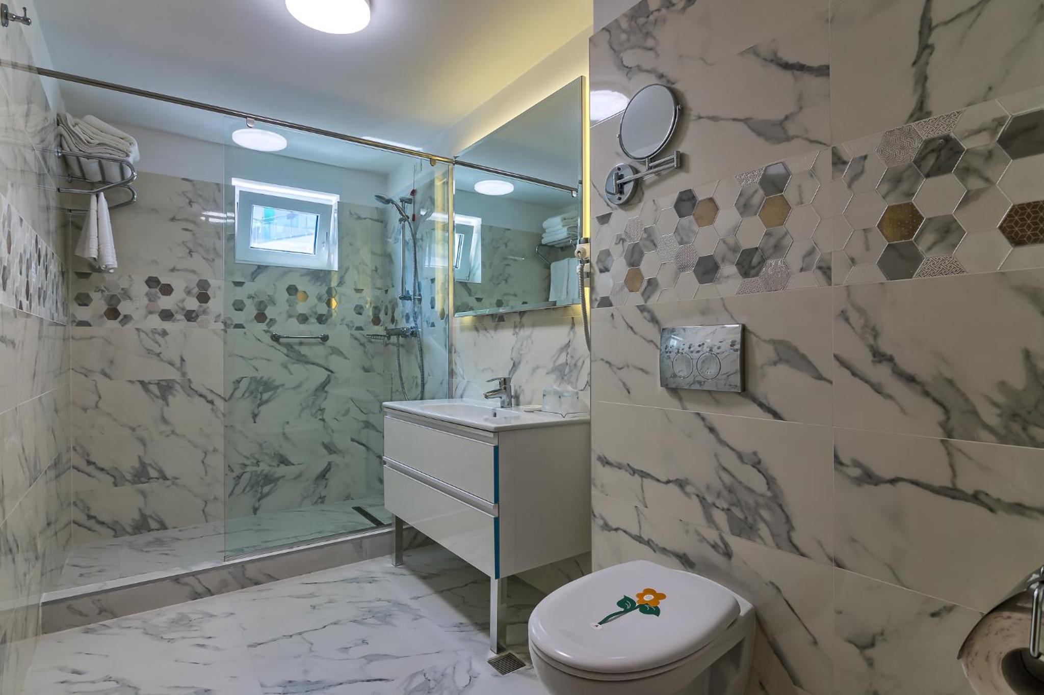 Superior Suite - Photo 10